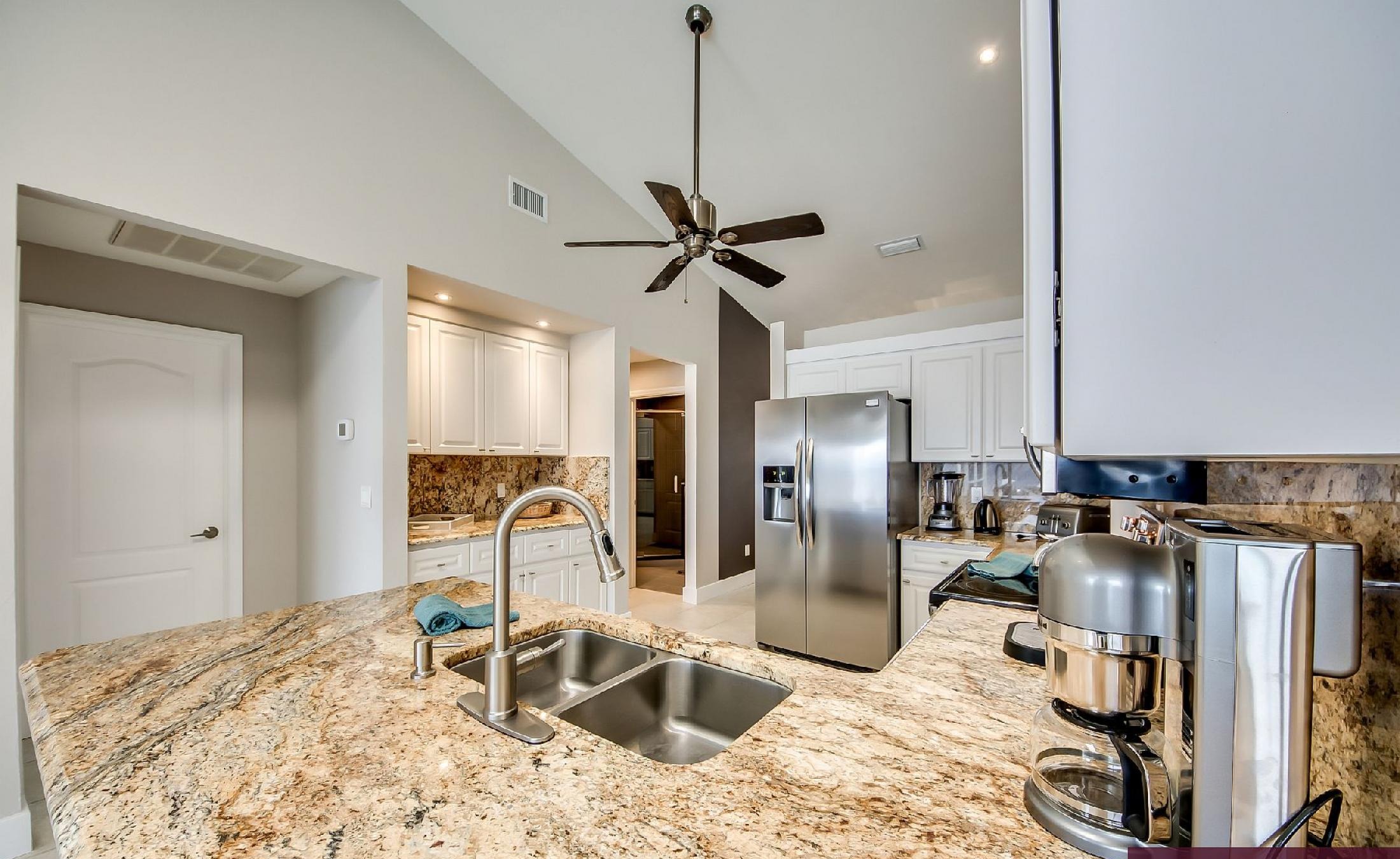 Pooldeck mit Blick auf den Fluss und Bootsdock mit Bootslift.