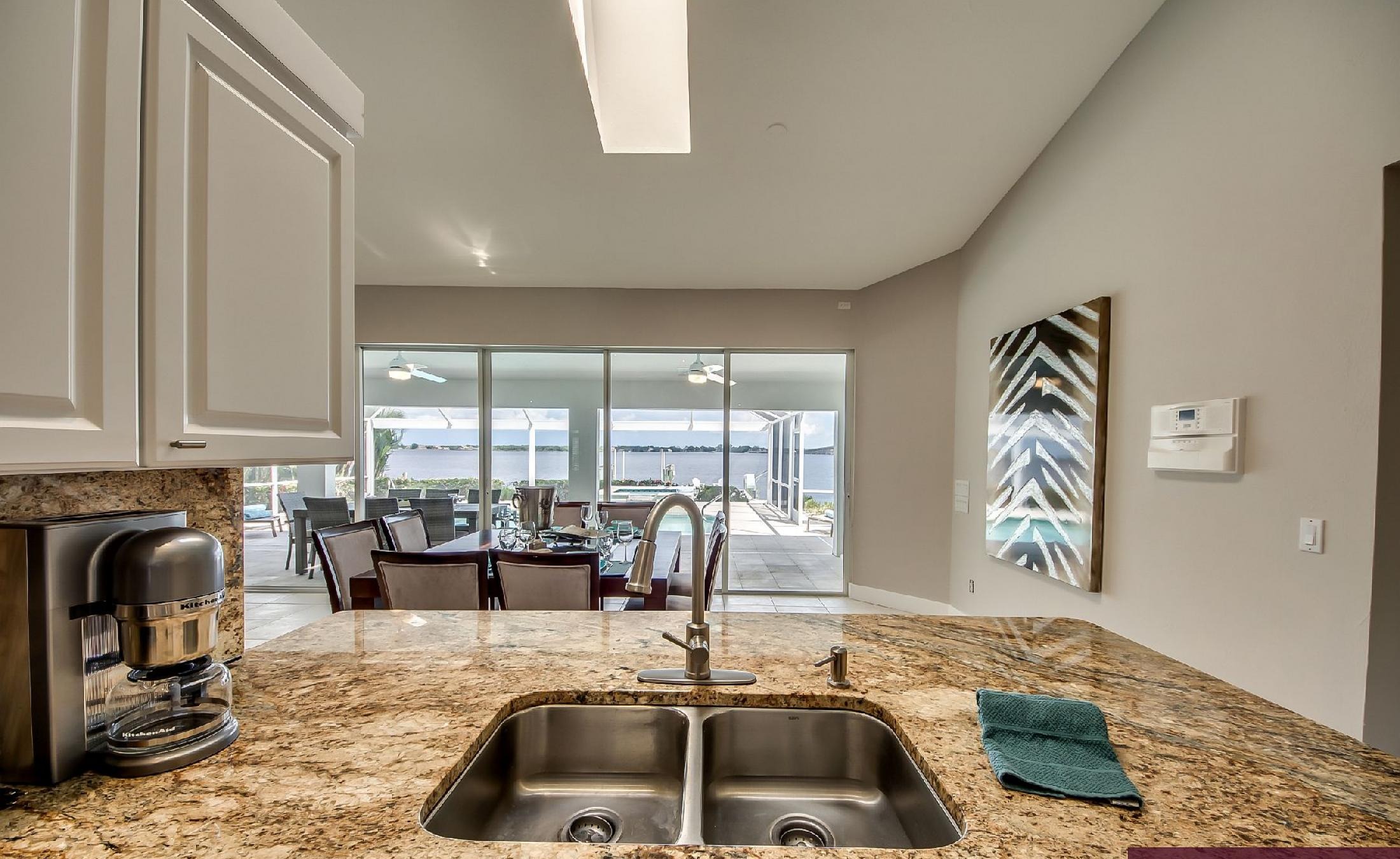 Blick vom Pooldeck auf den Fluss mit Bootsdock und Bootslift.