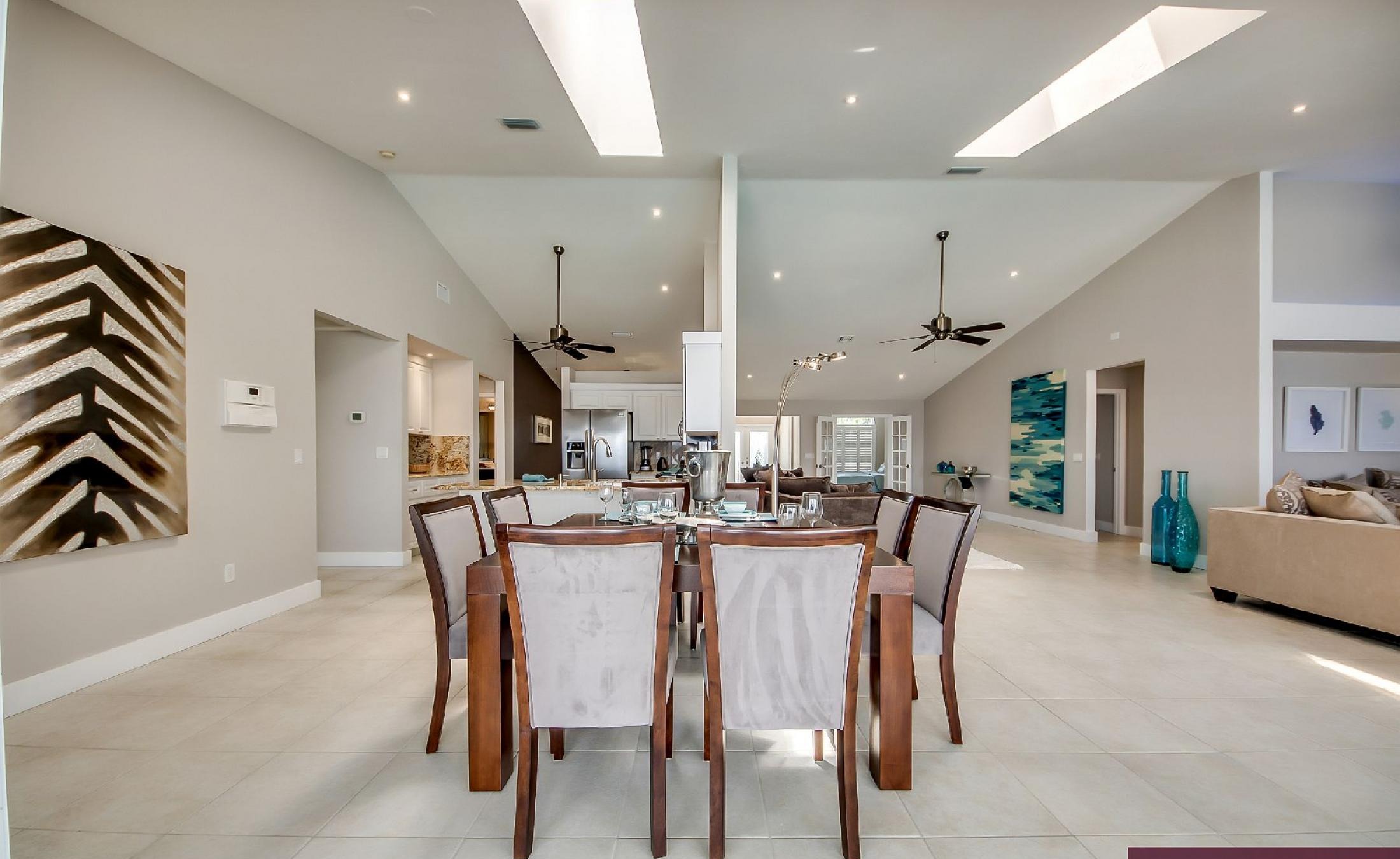 Blick vom Pooldeck auf den Fluss mit Bootsdock und Bootslift.