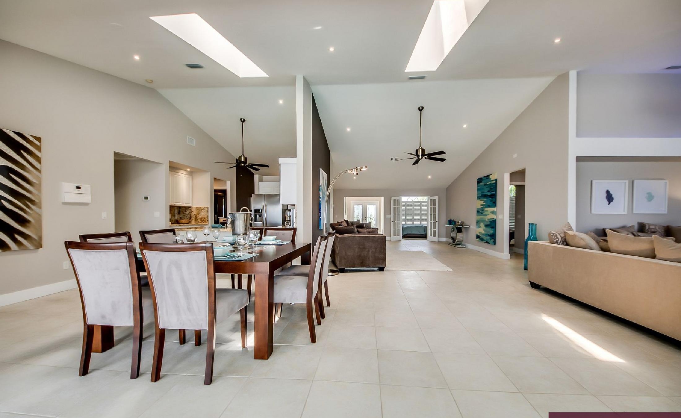 Blick vom Pooldeck auf den Fluss mit Bootsdock und Bootslift.