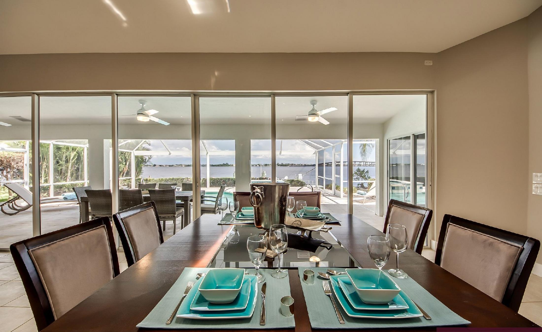 Blick vom Pooldeck auf den Fluss mit Bootsdock und Bootslift.