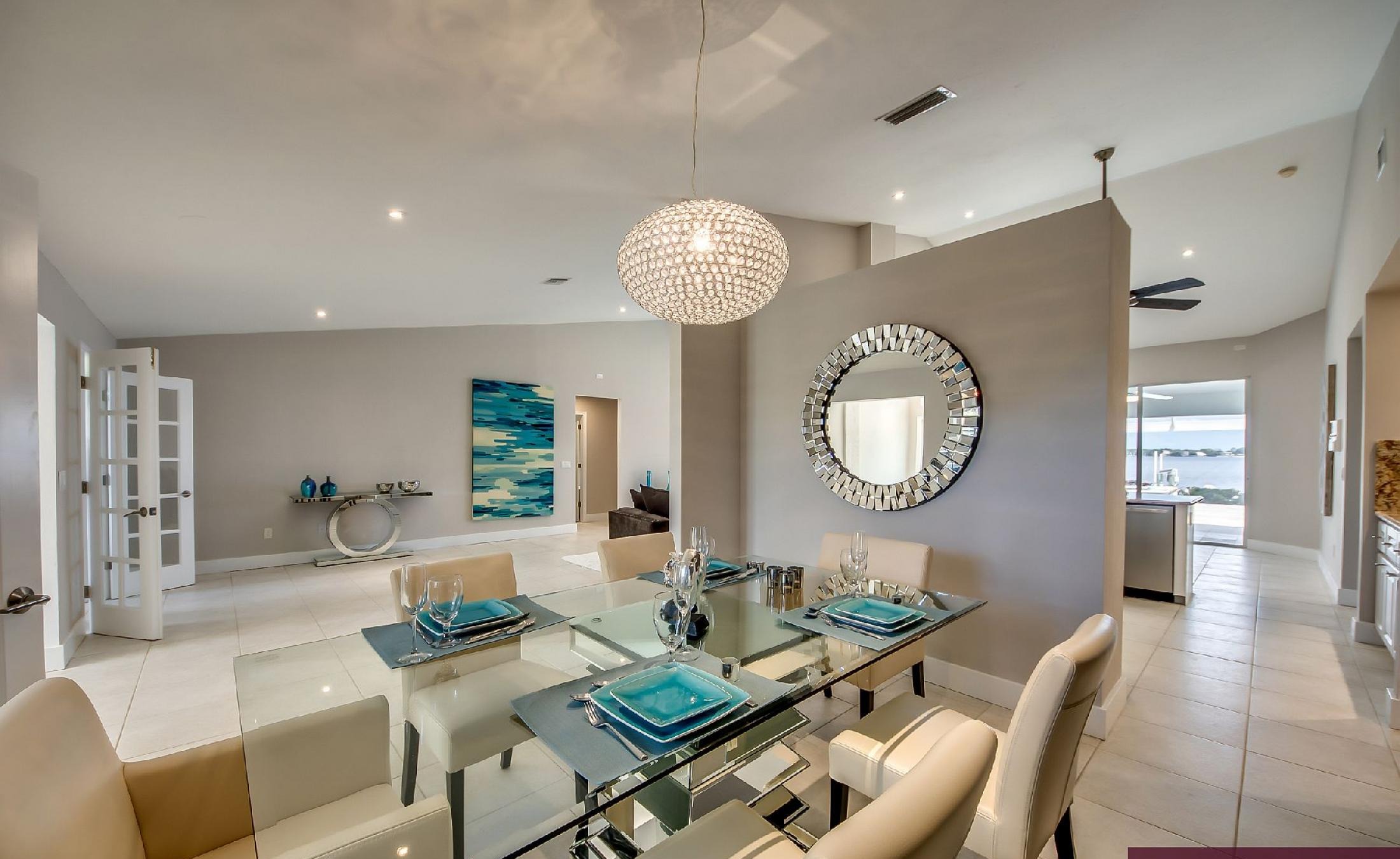 Blick vom Pooldeck auf den Caloosahatchee River mit Bootsdock und Bootslift.