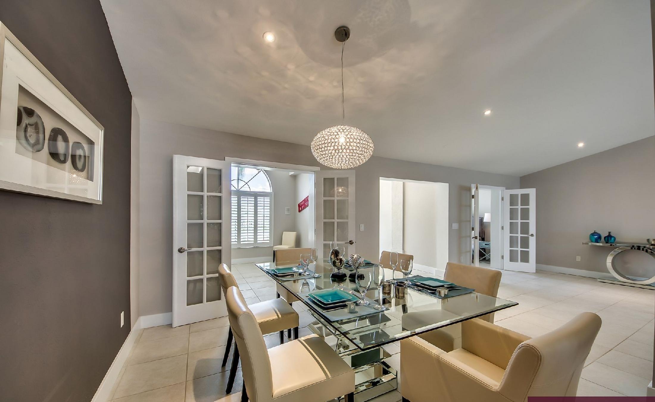 Pooldeck mit Blick auf den Fluss und privates Bootsdock mit Bootslift.