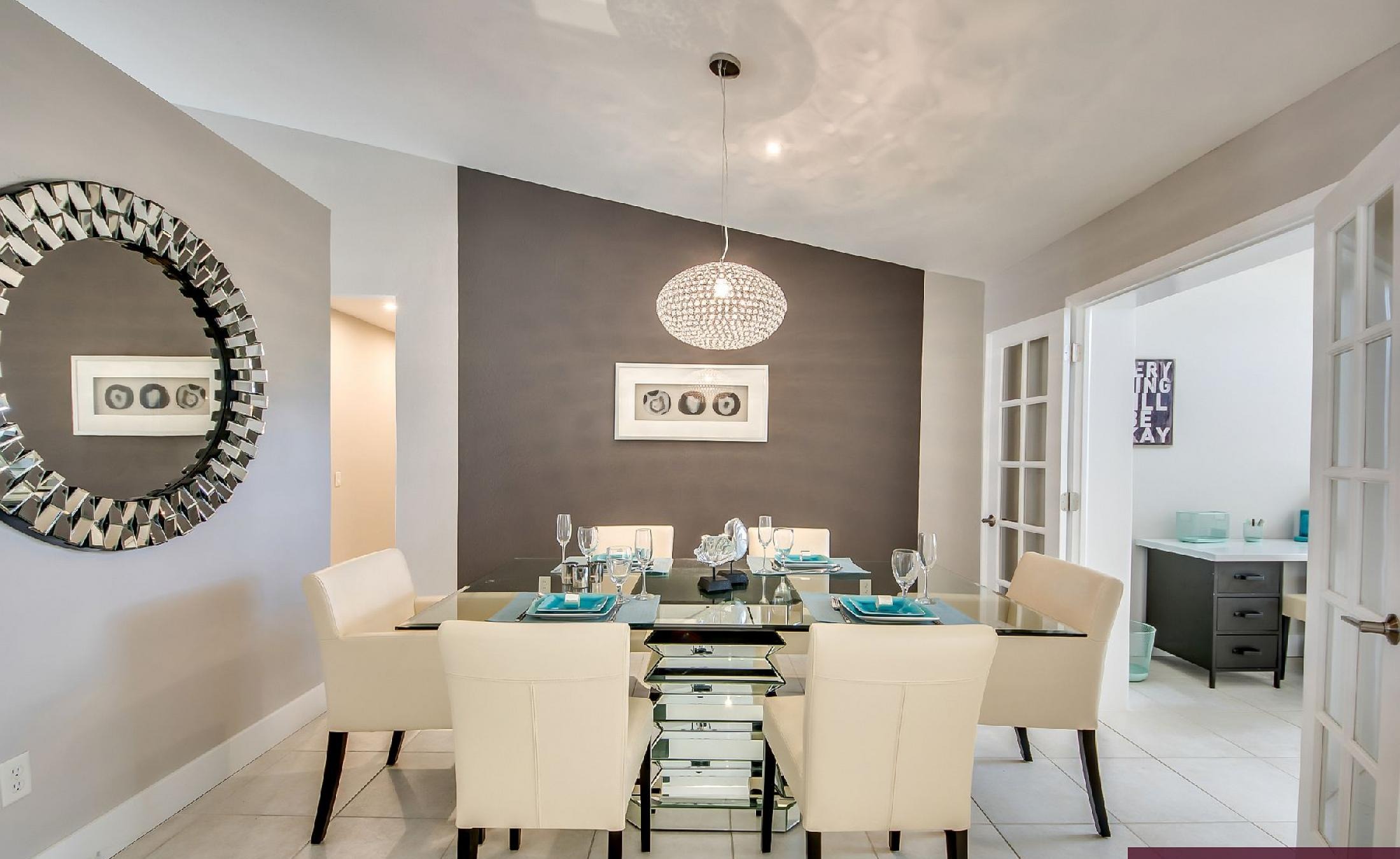 Blick vom Pooldeck auf den Fluss mit Bootsdock und Bootslift.