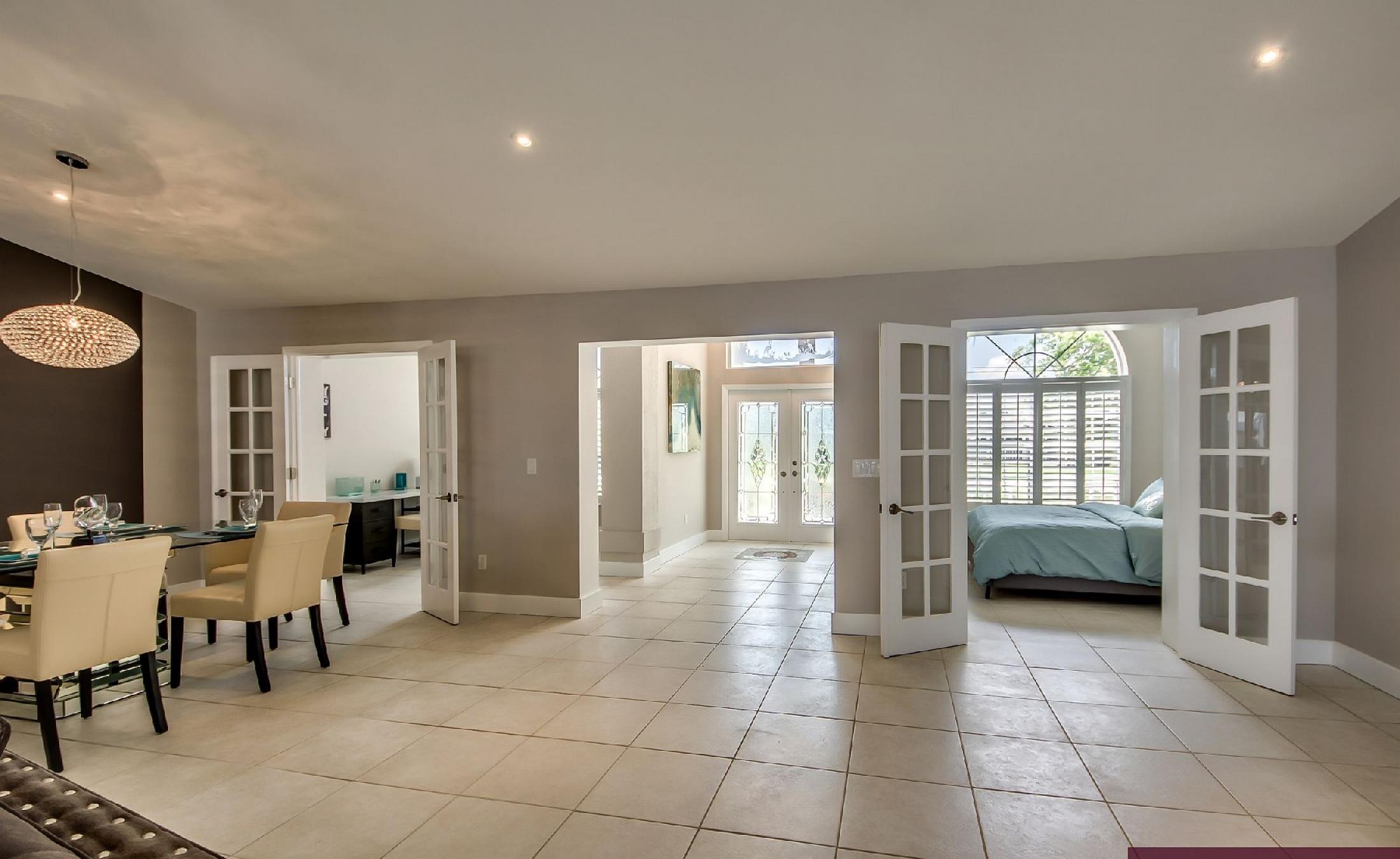 Blick vom Pooldeck auf den Fluss mit Bootsdock und Bootslift.