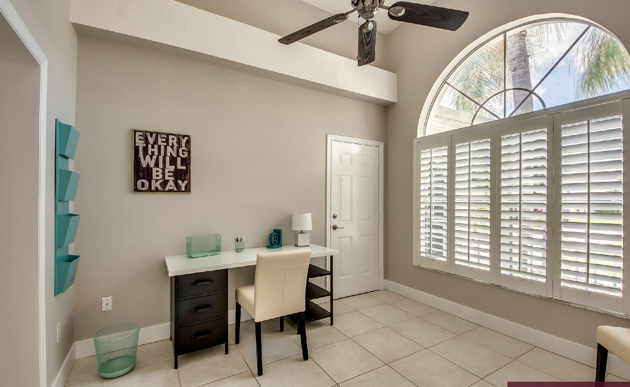 Blick vom Pooldeck auf den Fluss mit Bootsdock und Bootslift.