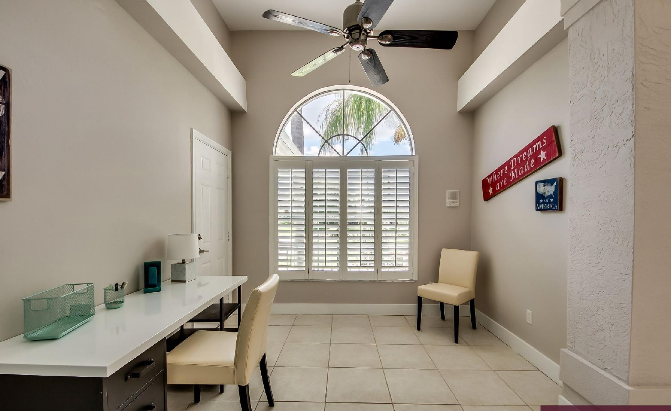 Bootsdock mit Bootslift am Flussufer und weitem Wasserblick.