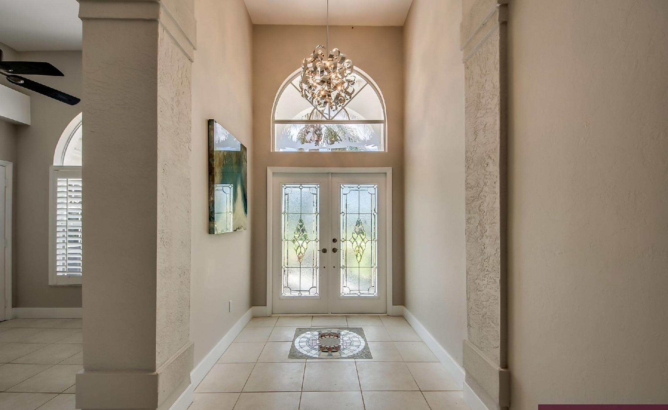 Pooldeck mit Blick auf den Fluss und Bootsdock mit Bootslift.