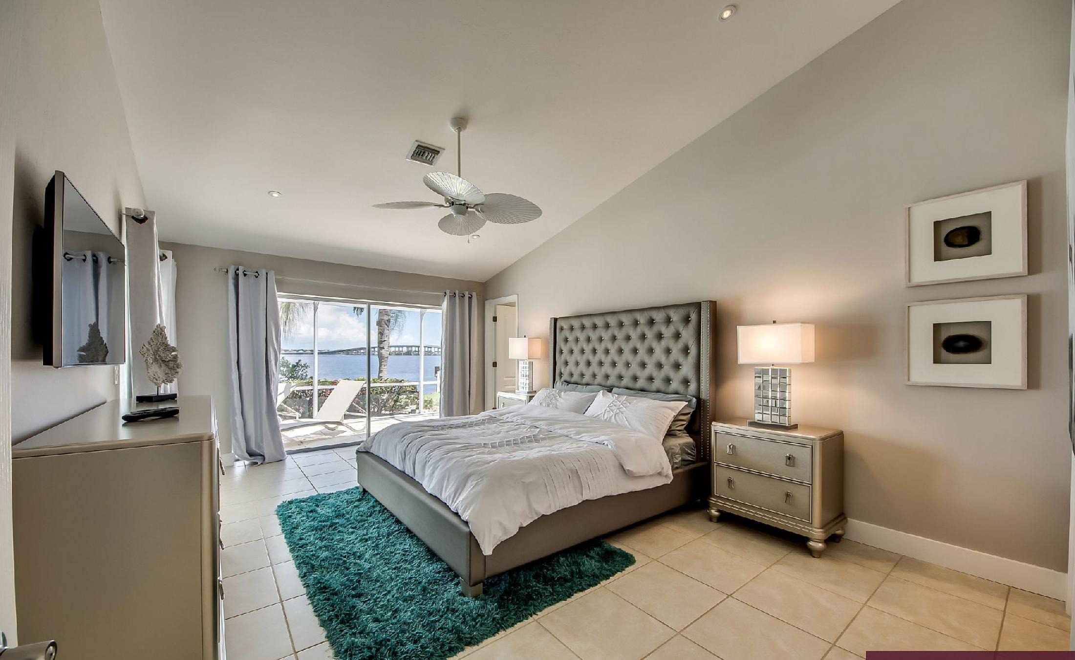 Blick vom Bootsdock auf den Fluss mit Bootslift.