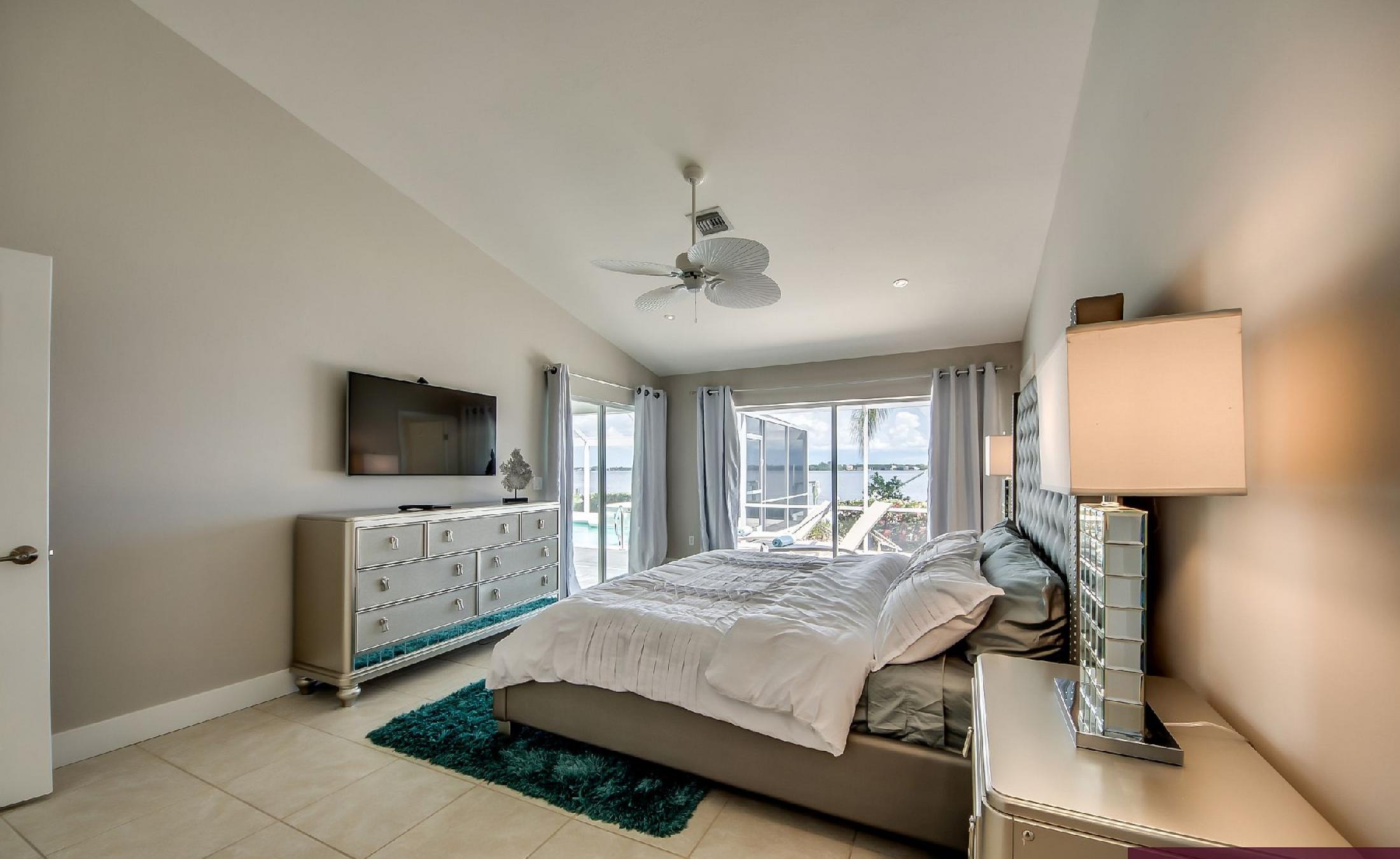 Blick vom Pooldeck auf den Fluss mit Bootsdock und Bootslift.