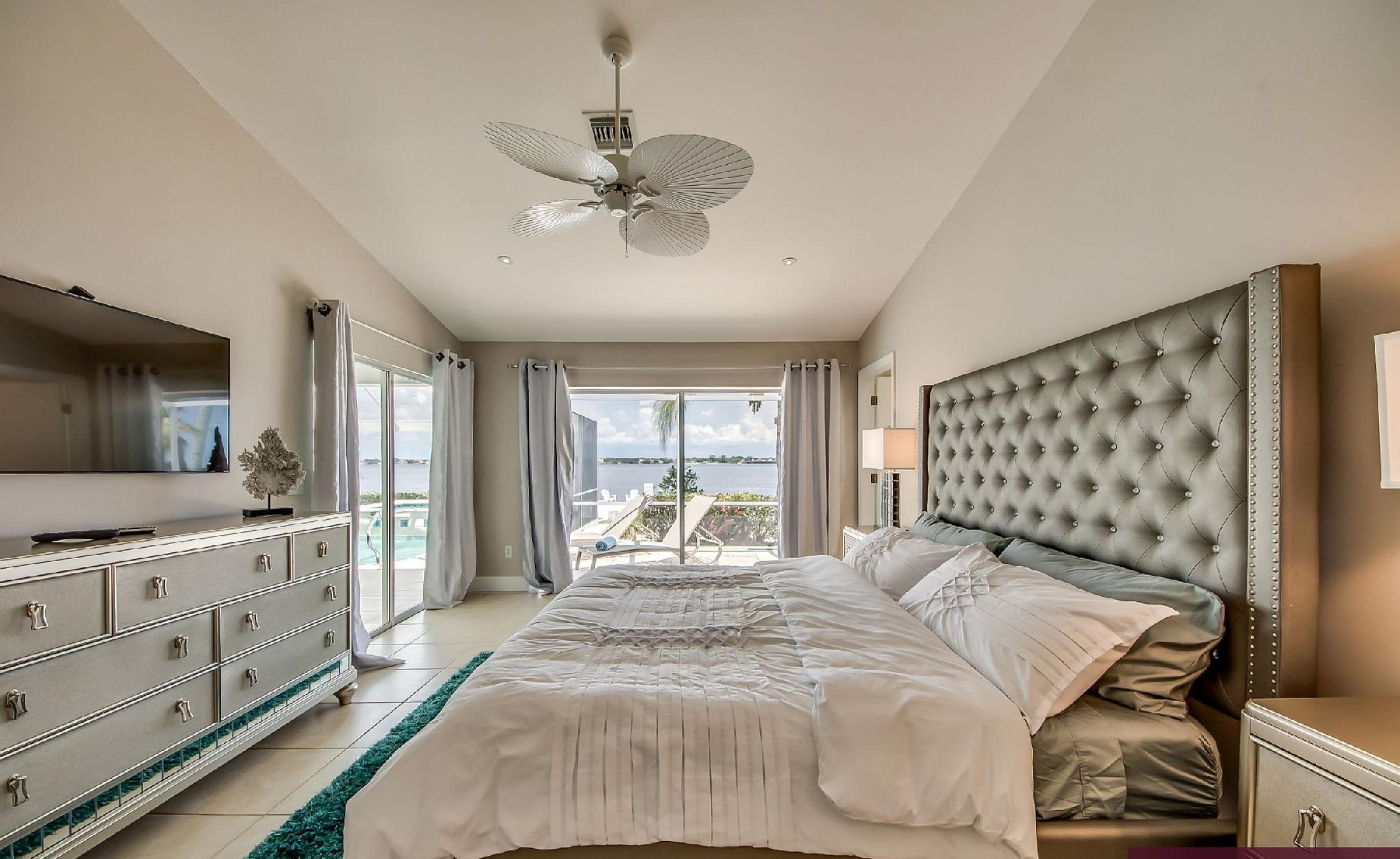 Pooldeck mit Blick auf den Fluss sowie Bootsdock mit Bootslift.