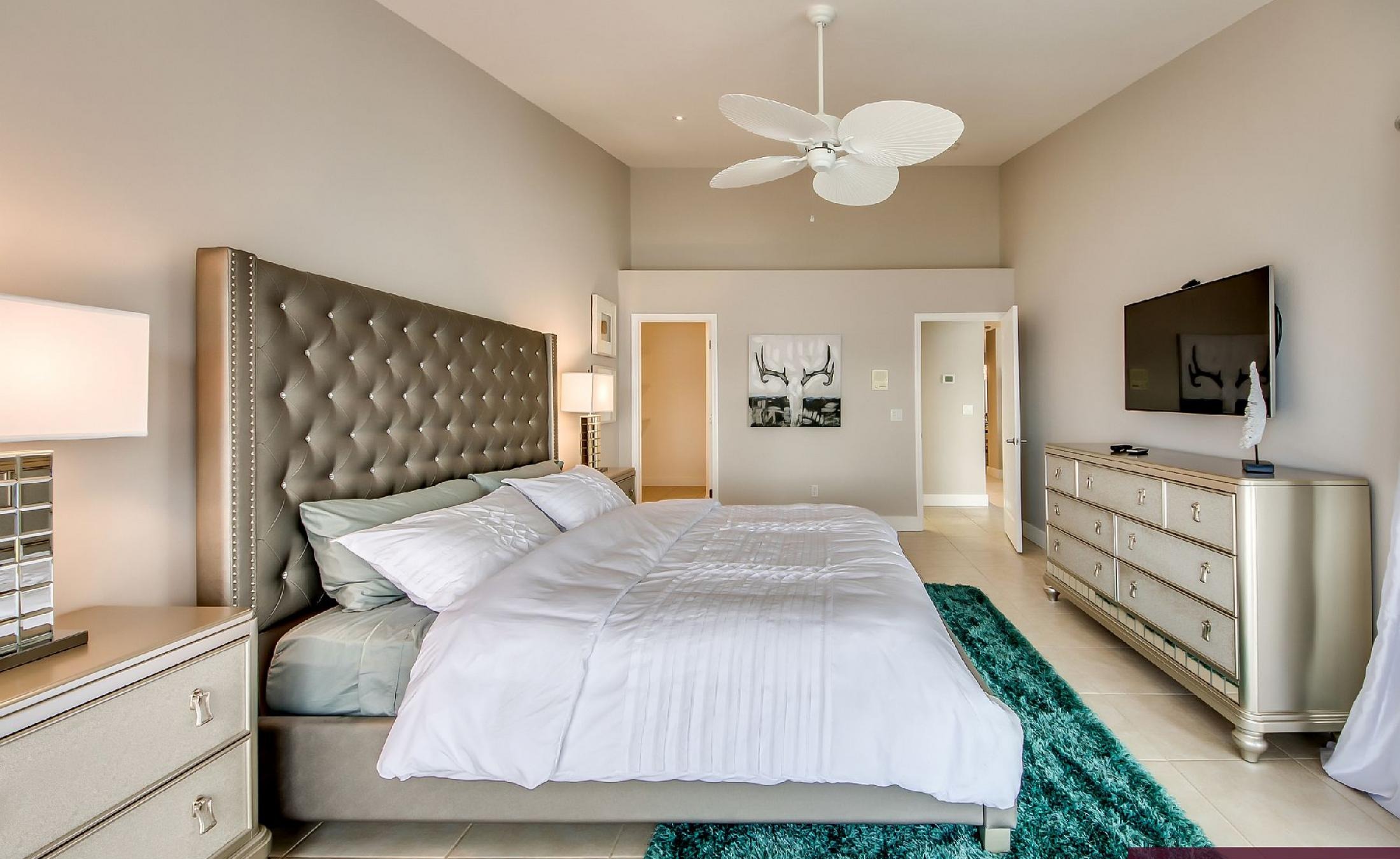 Lanai mit Pool und Blick auf den Fluss.