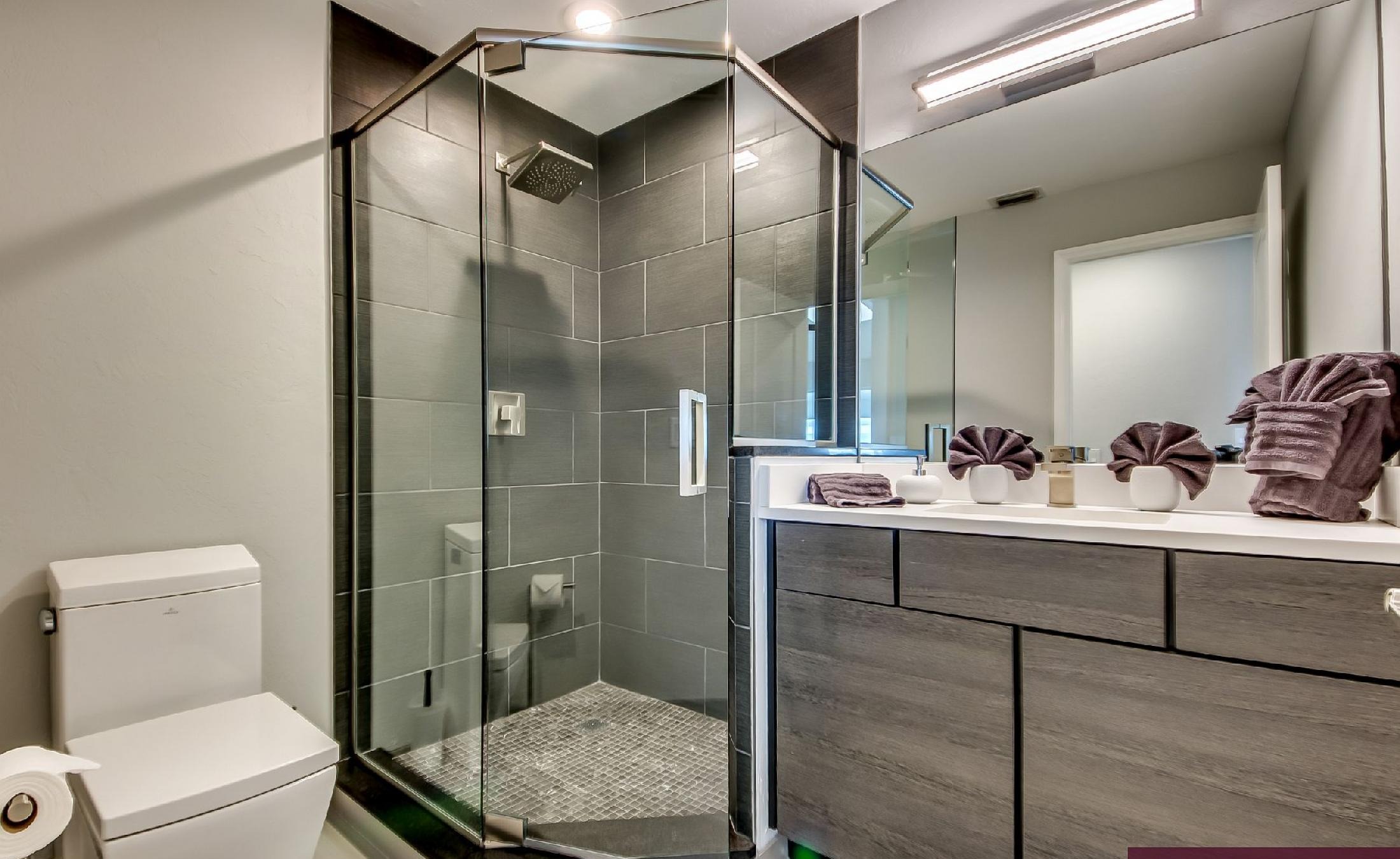 Blick vom Pooldeck auf den Fluss mit Bootsdock und Bootslift.