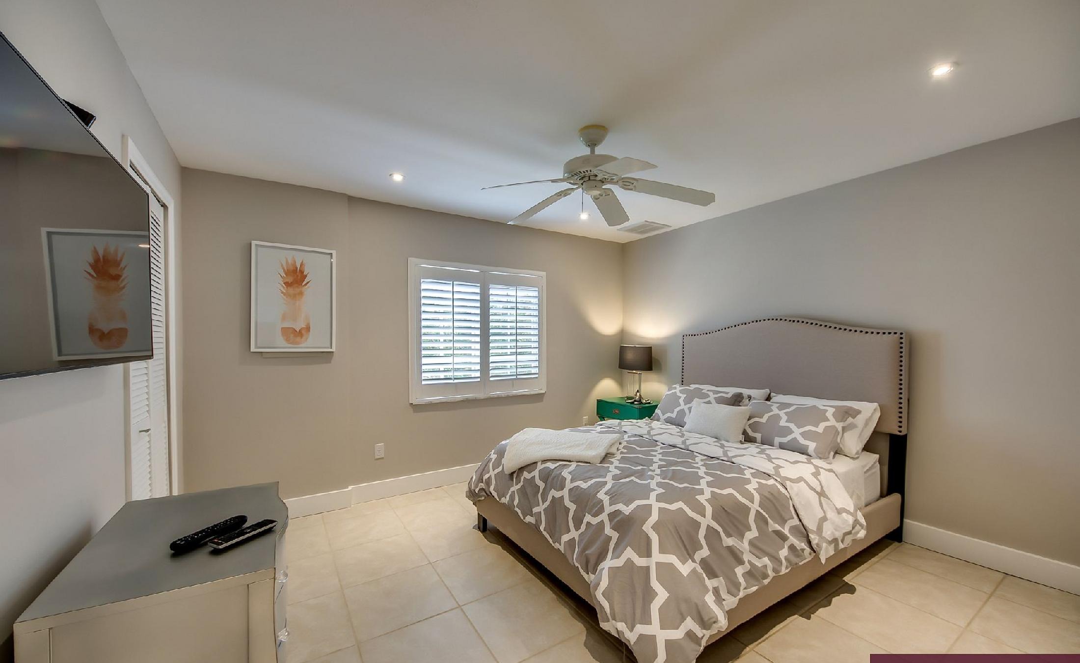 Blick von der Poolterrasse auf den Fluss mit Bootsdock und Bootslift.