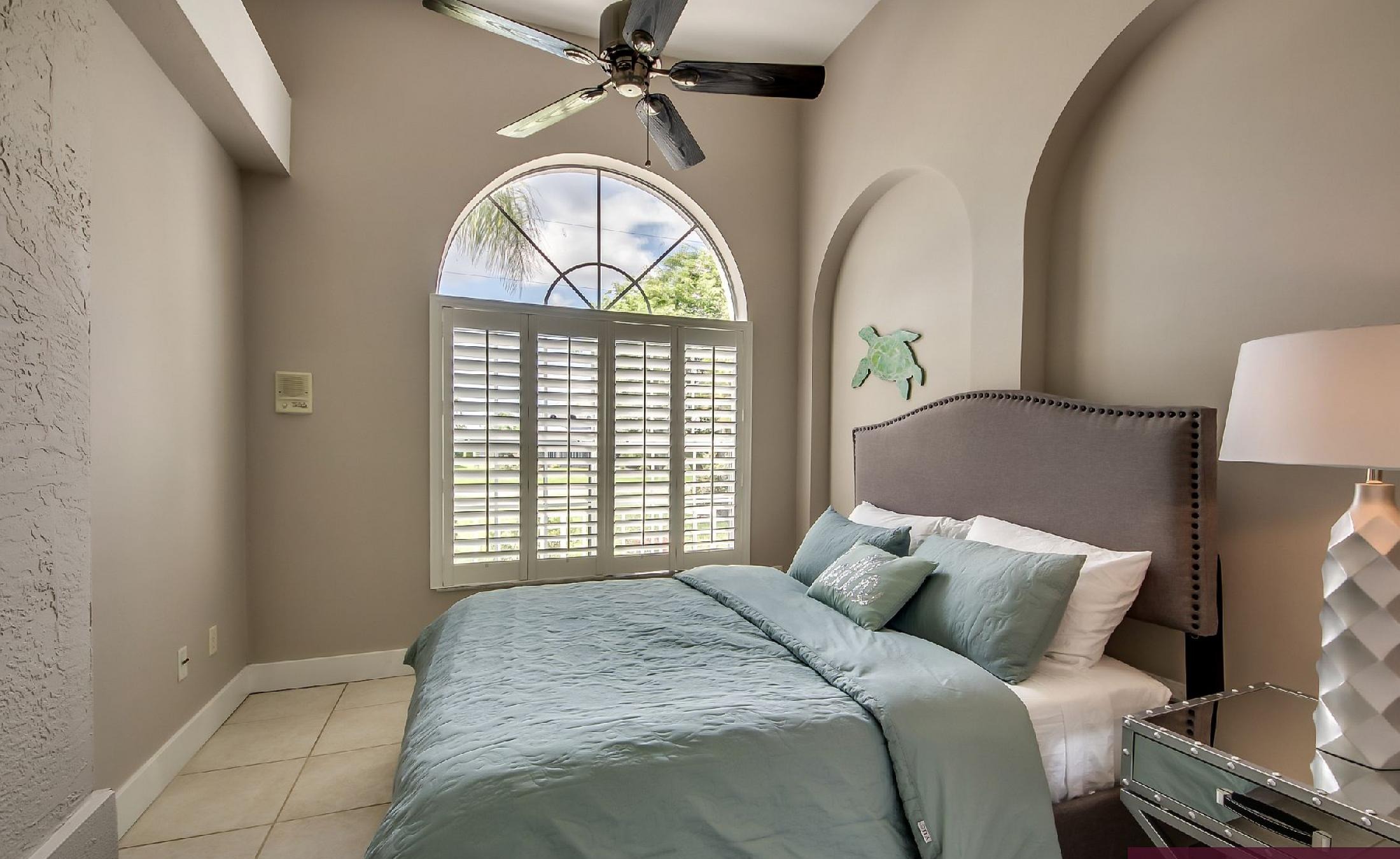 Blick vom Pooldeck auf den Fluss mit Bootsdock und Bootslift.