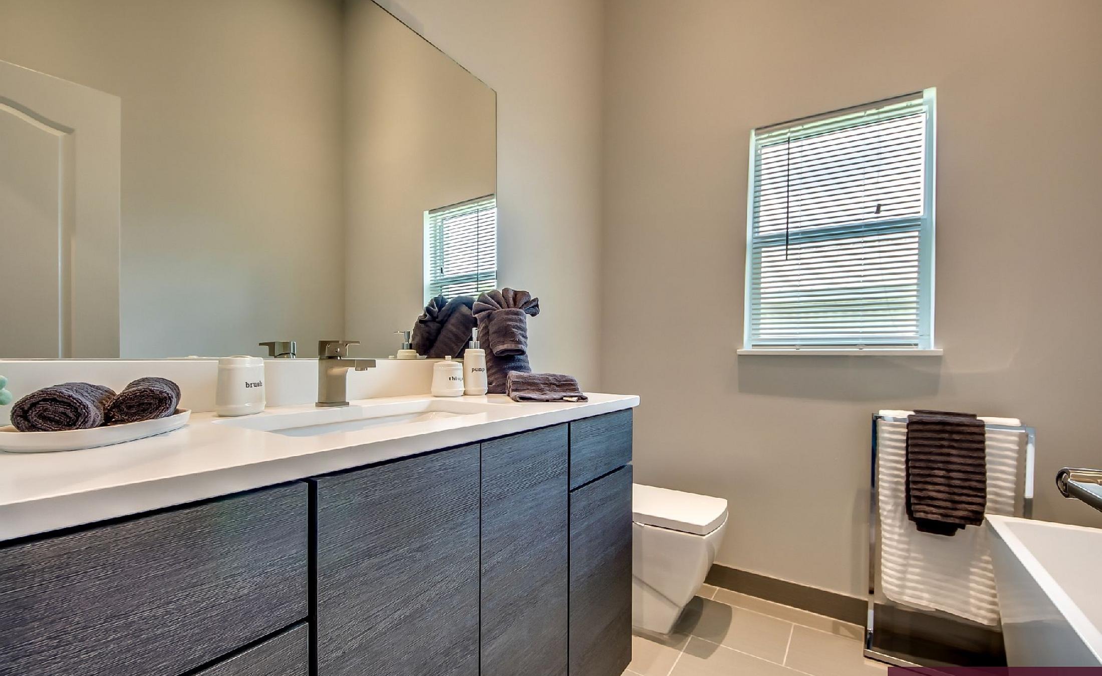 Pooldeck mit Blick auf den Fluss und Bootsdock mit Bootslift.