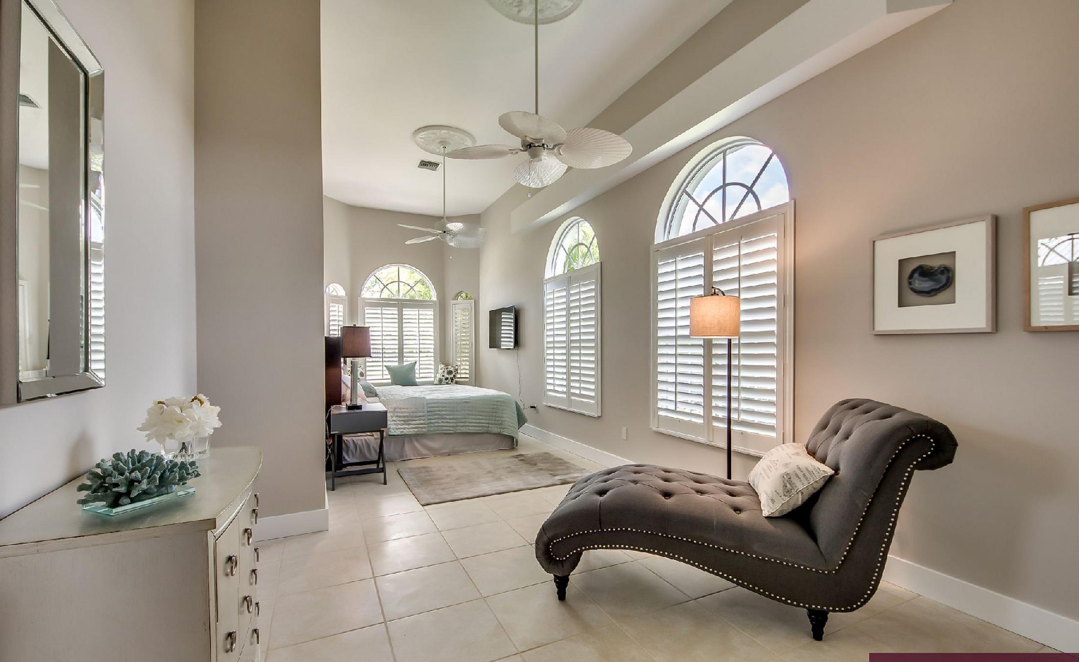 Pooldeck mit Blick auf den Fluss, Bootsdock und Bootslift.