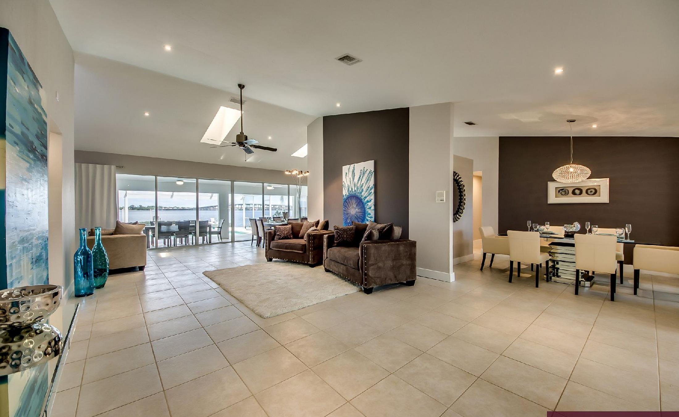 Pooldeck mit Blick auf den Fluss und Bootsdock mit Bootslift.