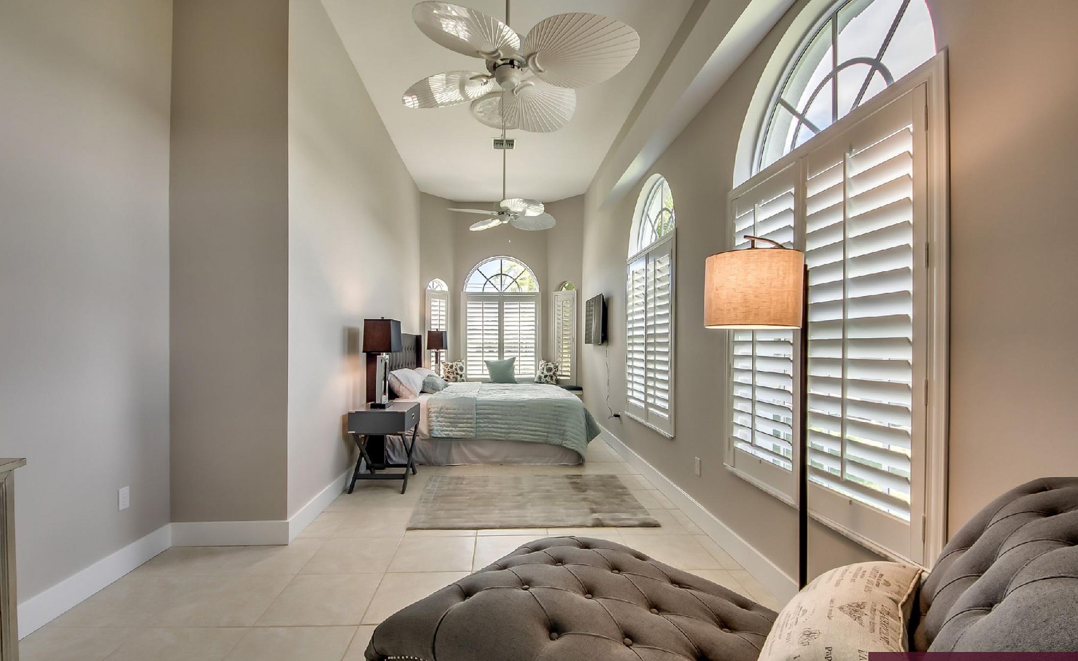 Bootsdock mit Bootslift am Flussufer und weitem Wasserblick.