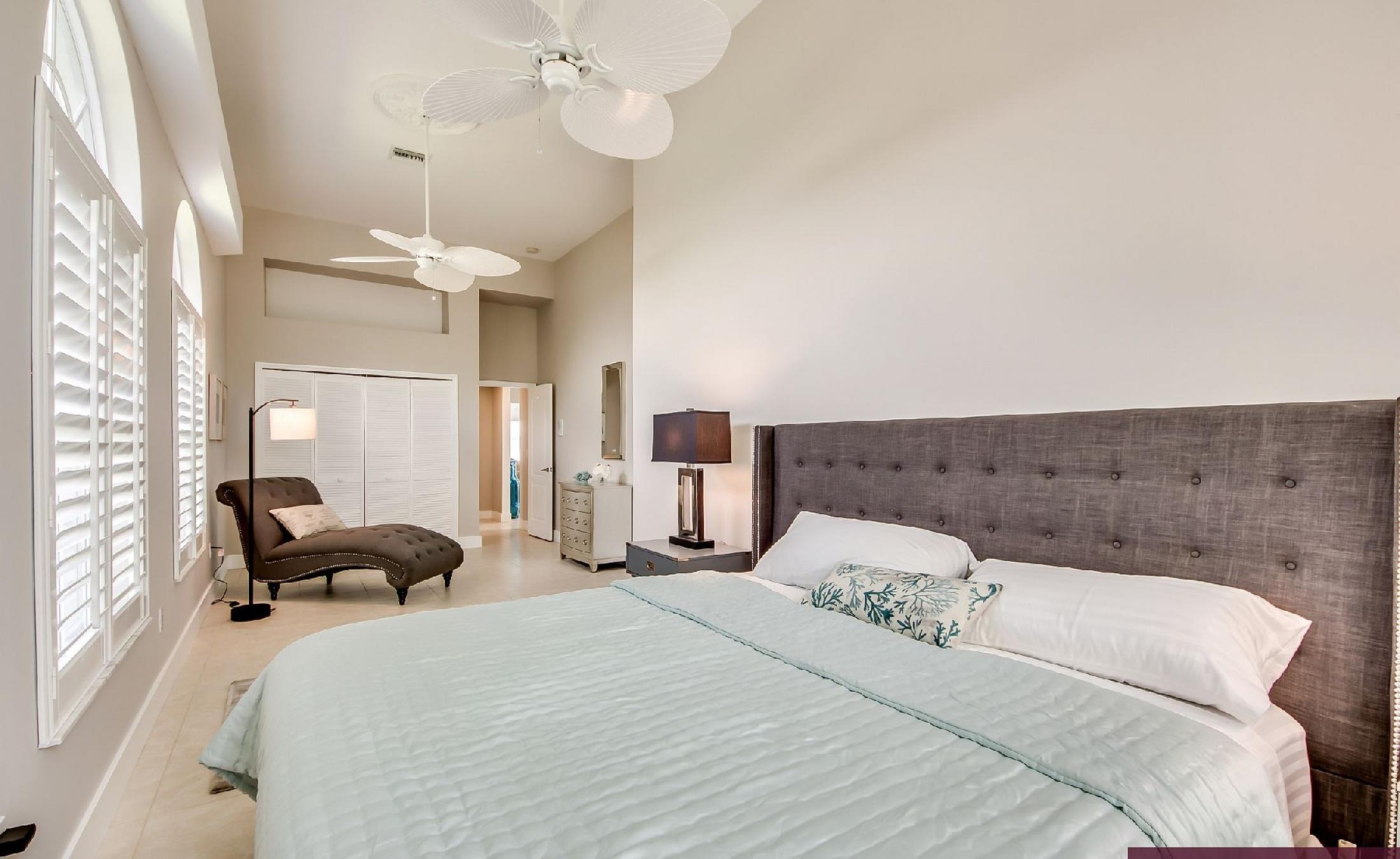 Blick vom Pooldeck auf den Fluss mit Bootsdock und Bootslift.