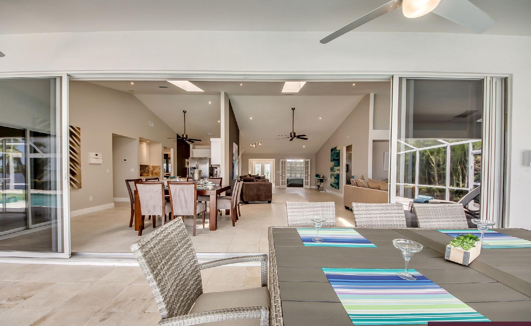 Bootsdock mit Bootslift am Flussufer und weitem Wasserblick.