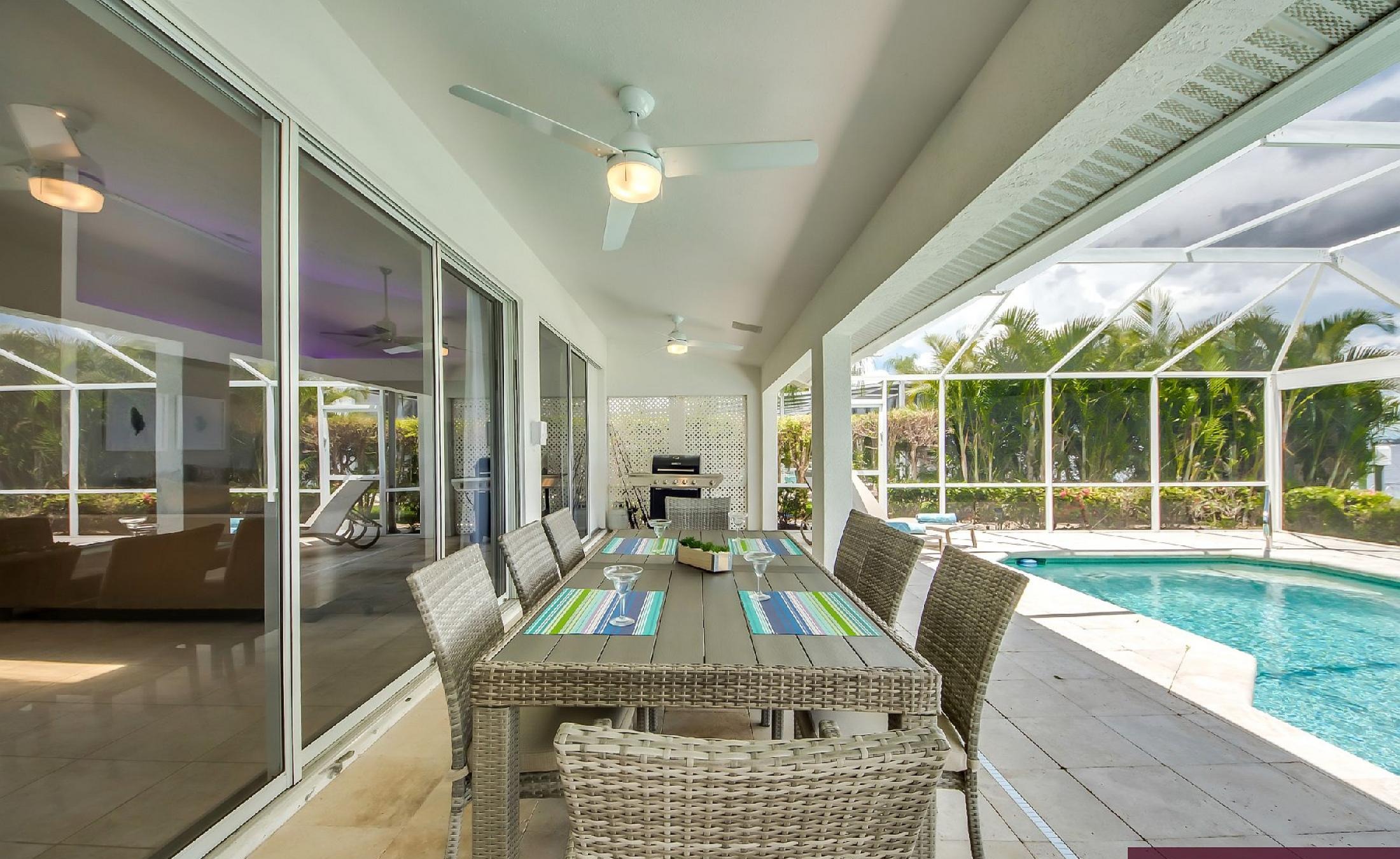 Bootsdock mit Bootslift am Flussufer und weitem Wasserblick.