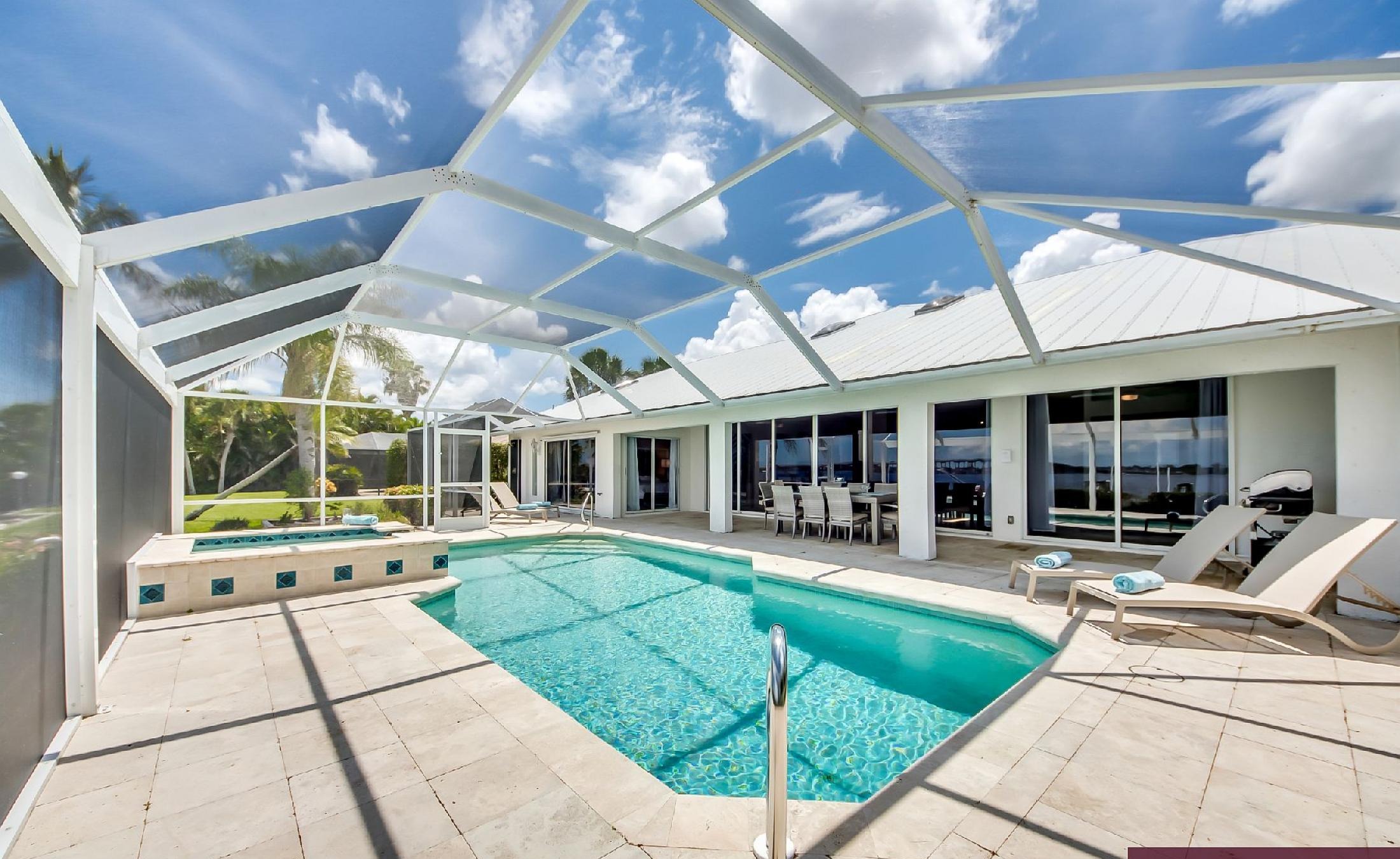 Blick vom Pooldeck auf den Fluss mit Bootsdock und Bootslift.