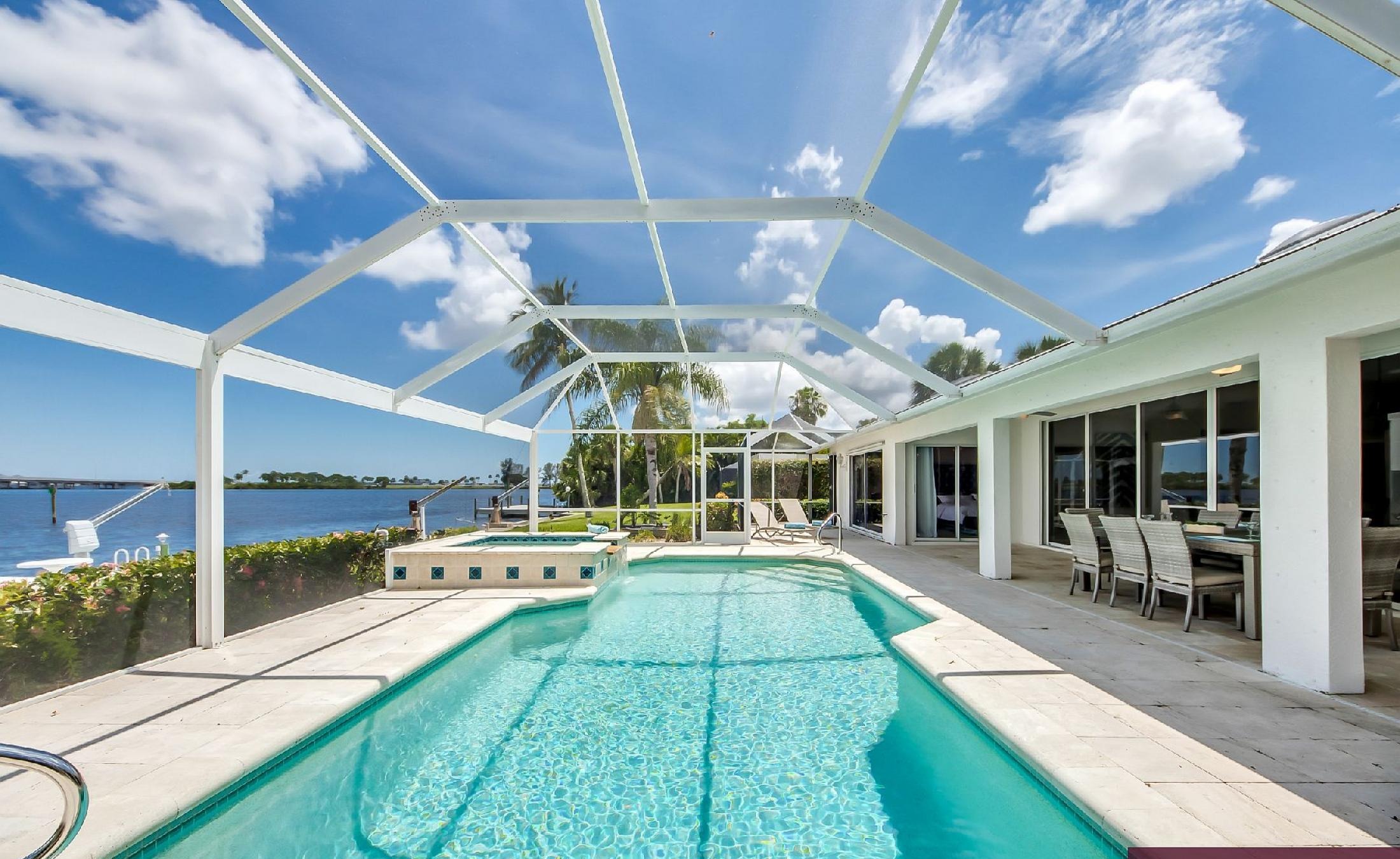 Pooldeck mit Blick auf den Fluss und Bootsdock mit Bootslift.