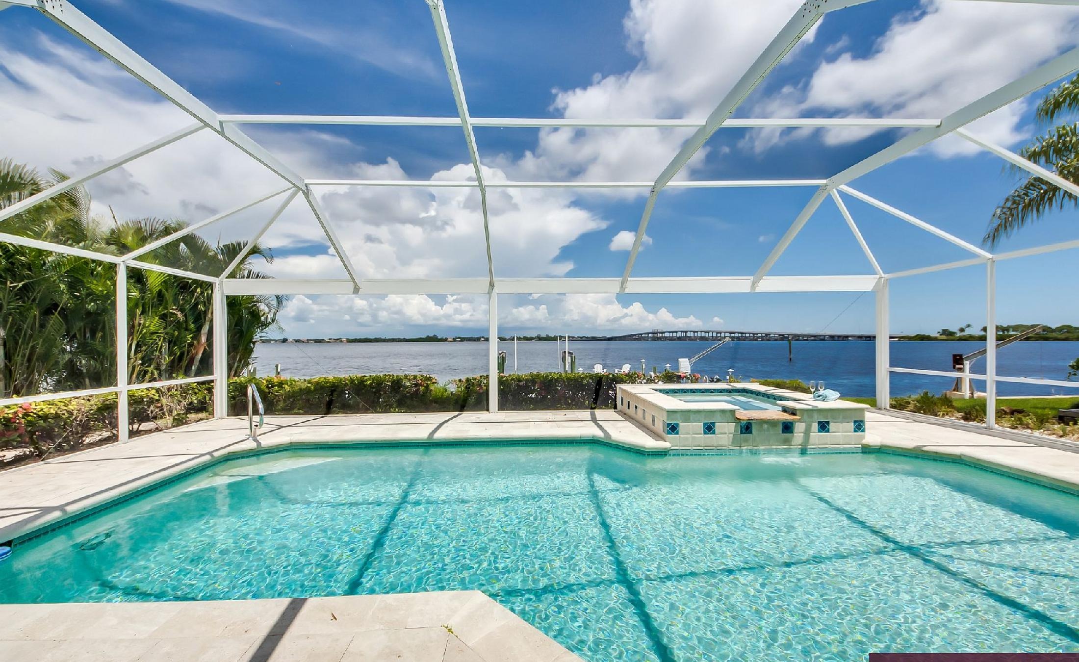Blick vom Pooldeck auf den Fluss mit Bootsdock und Bootslift.