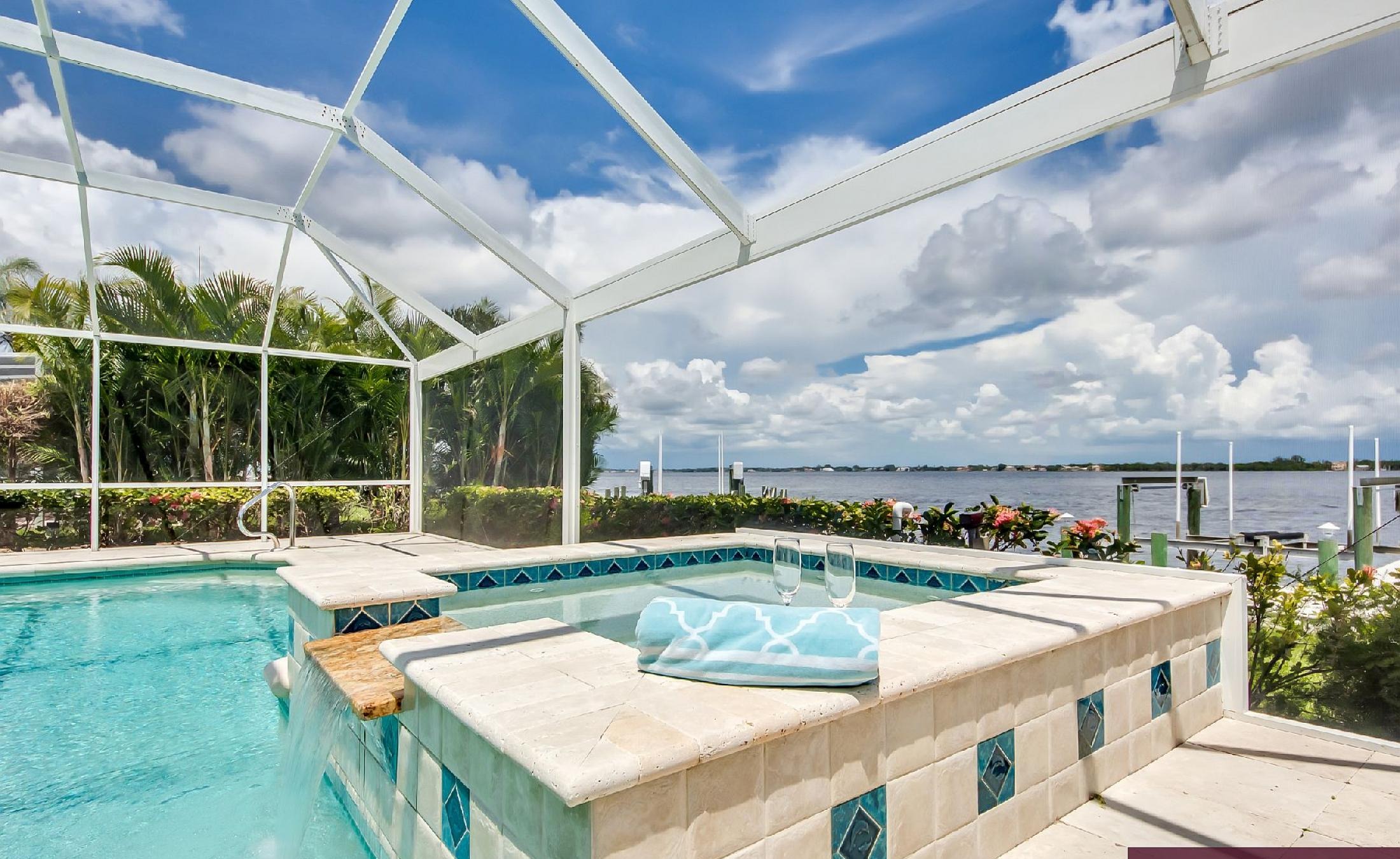 Blick vom Bootsdock auf den Fluss mit Bootslift.