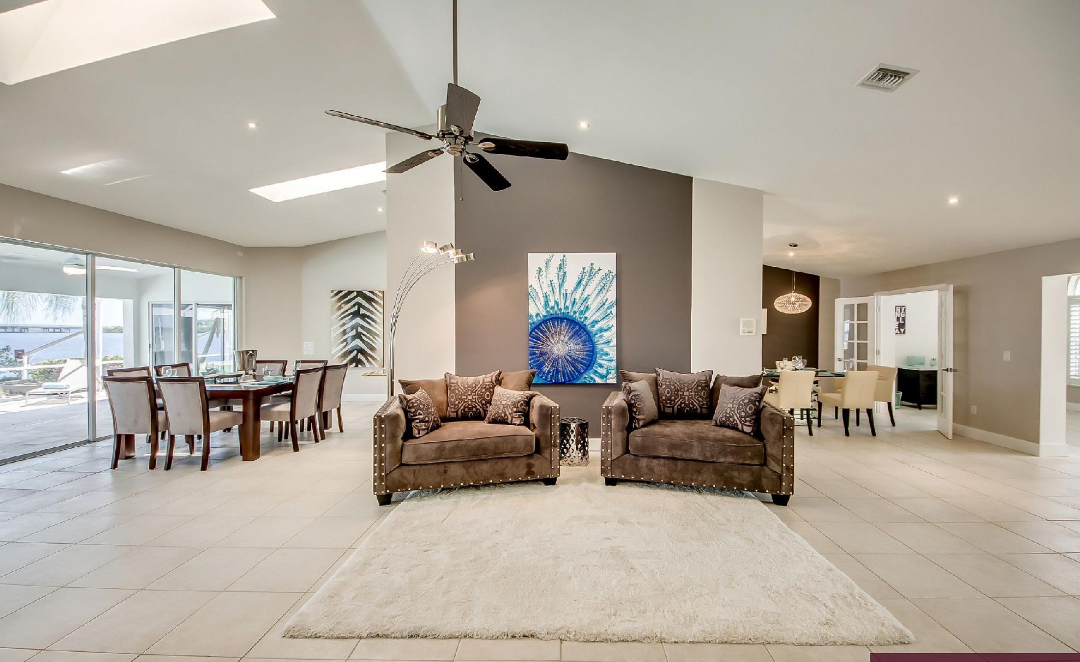 Blick vom Pooldeck auf den Fluss mit Bootsdock und Bootslift.