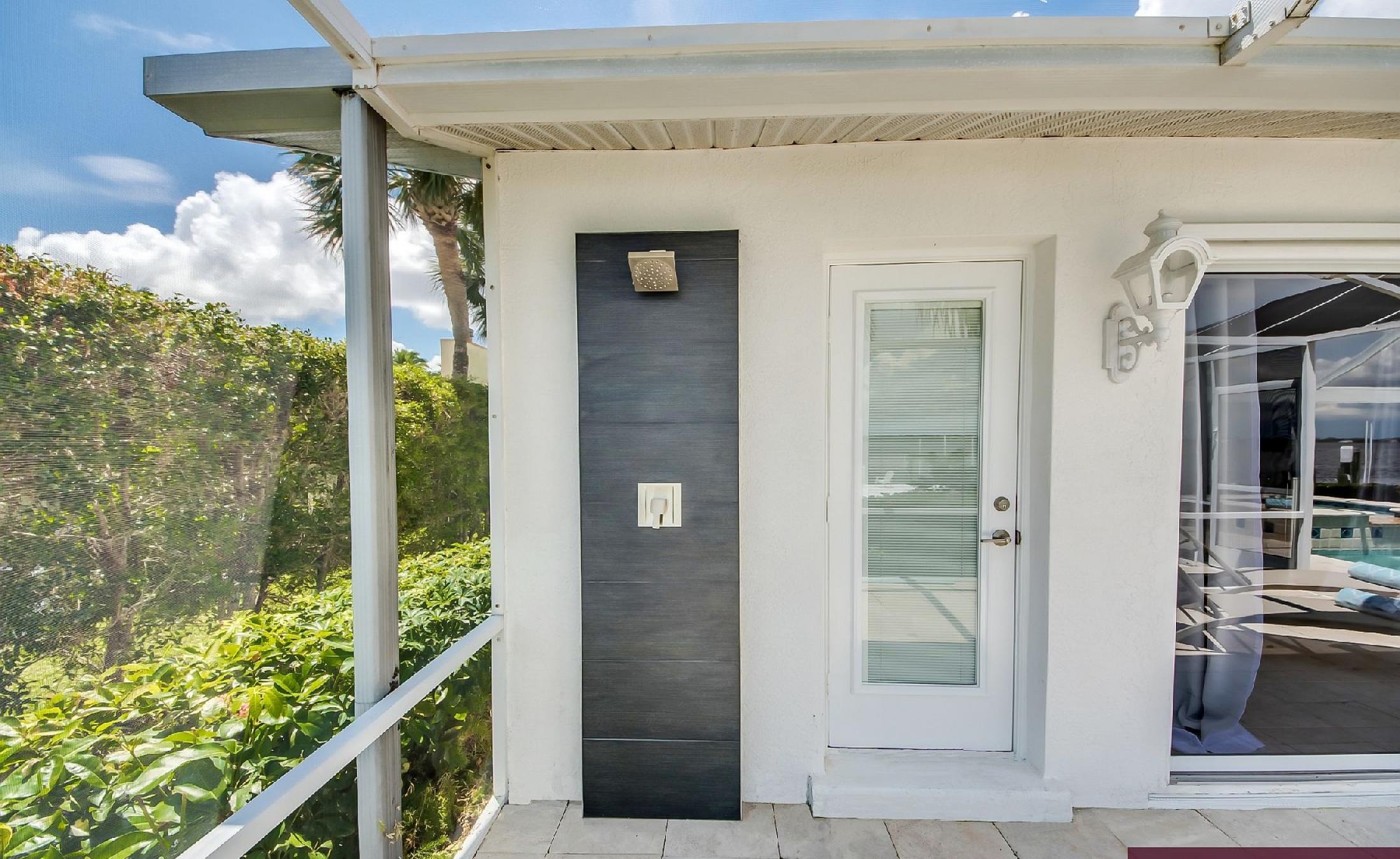 Bootsdock mit Bootslift am Flussufer und weitem Wasserblick.