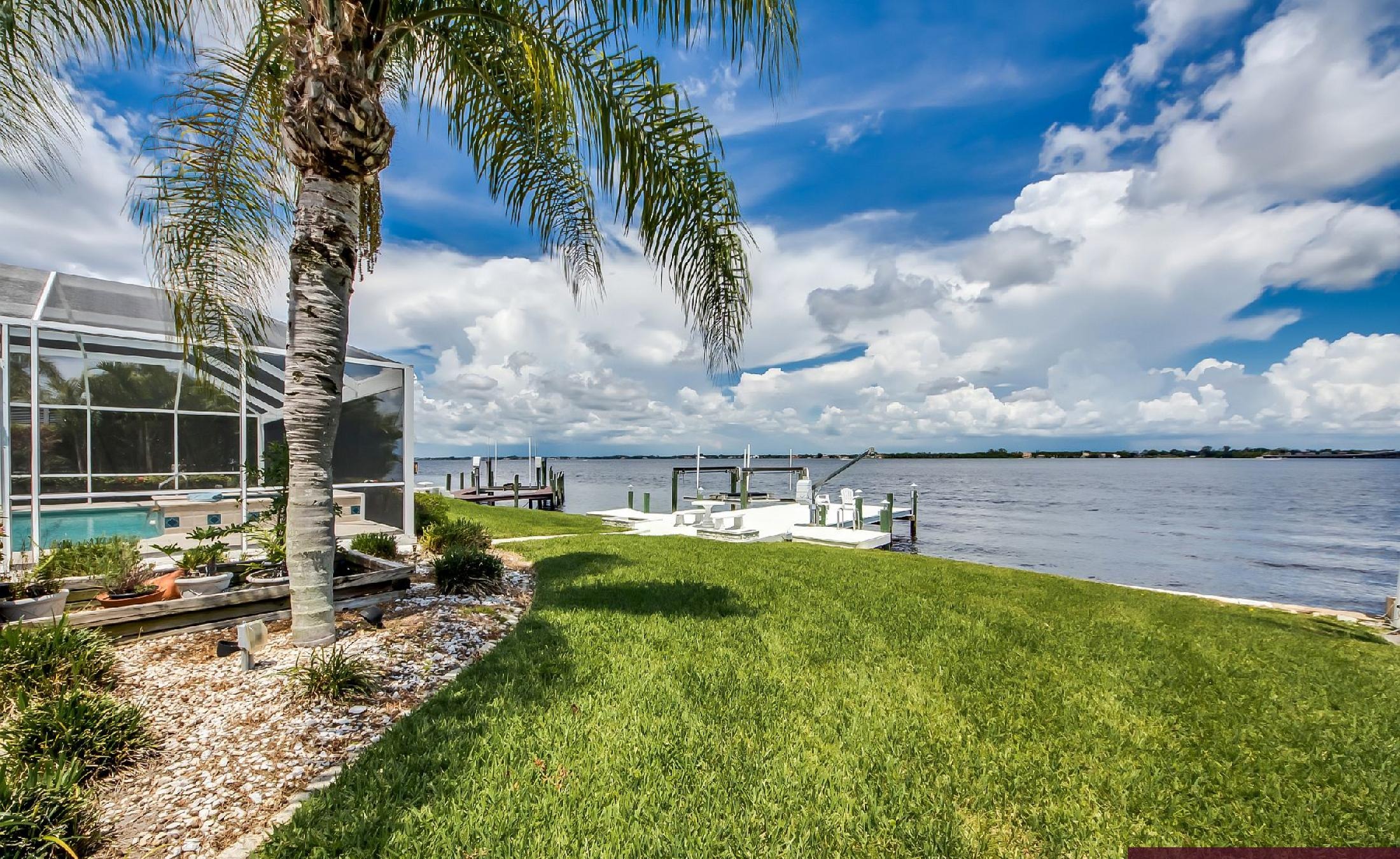 Pooldeck mit Blick auf den Fluss sowie Bootsdock und Bootslift.
