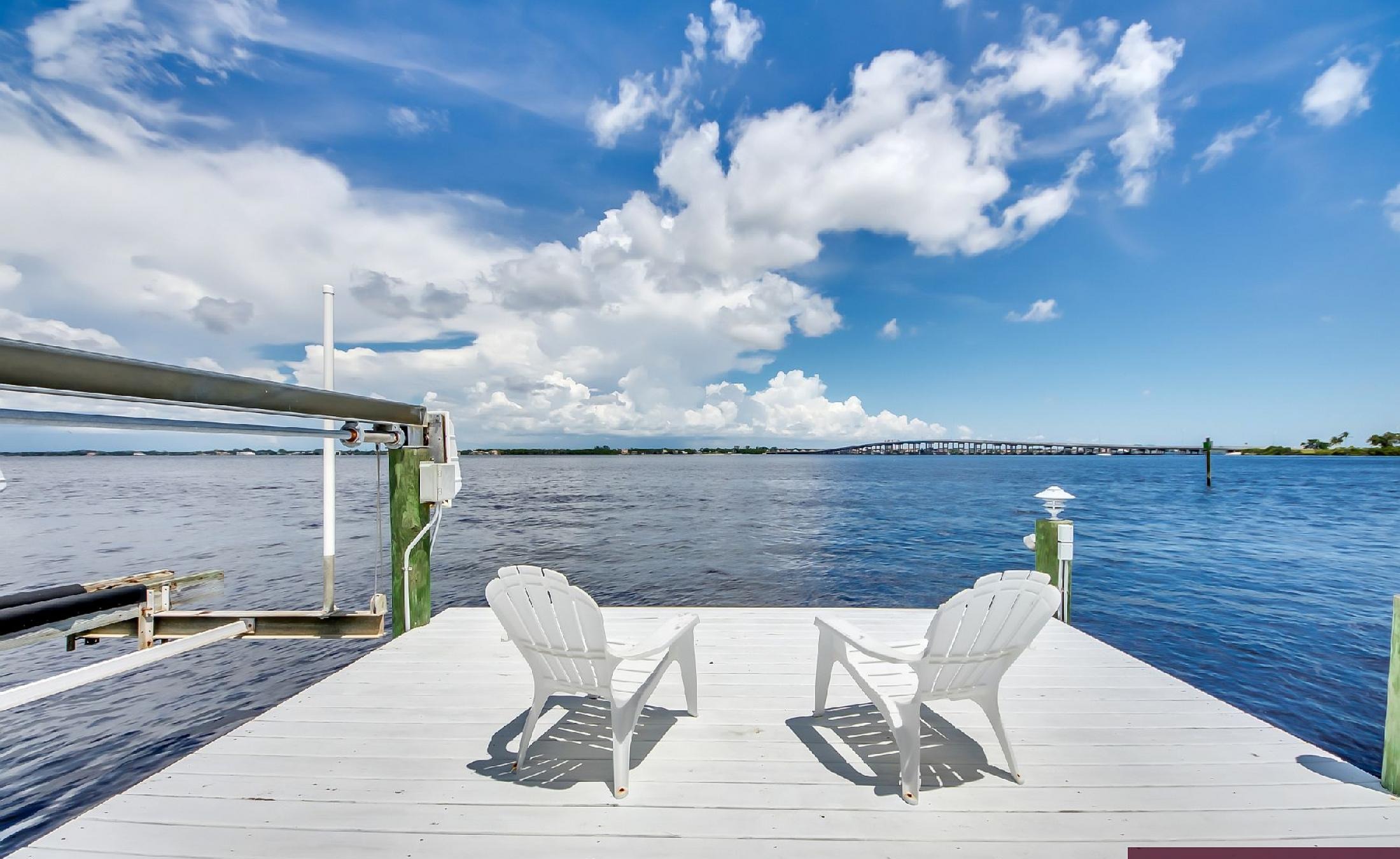 Blick vom Bootsdock auf den Caloosahatchee River mit Bootslift.