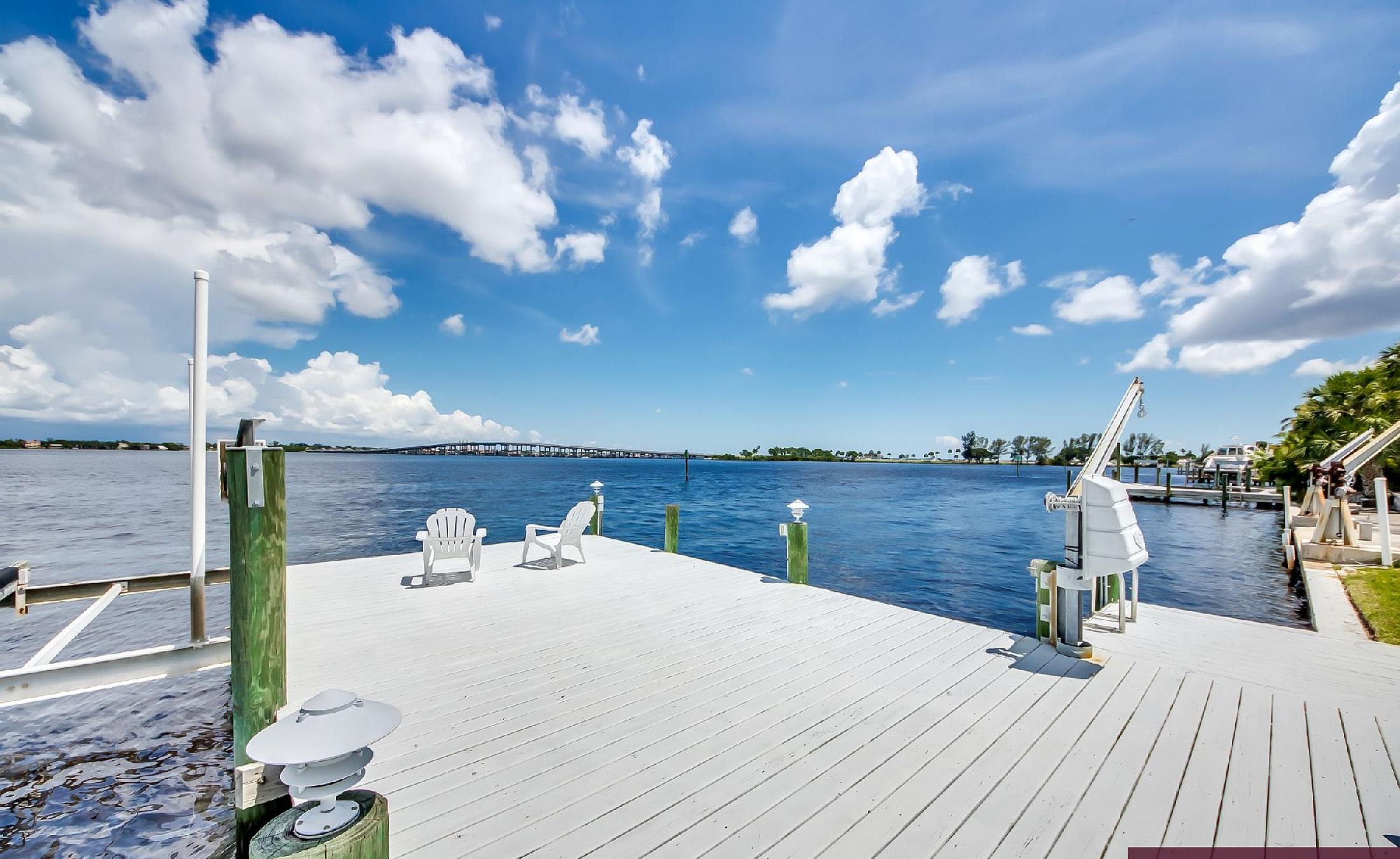 Blick vom Pooldeck auf den Fluss mit Bootsdock und Bootslift.