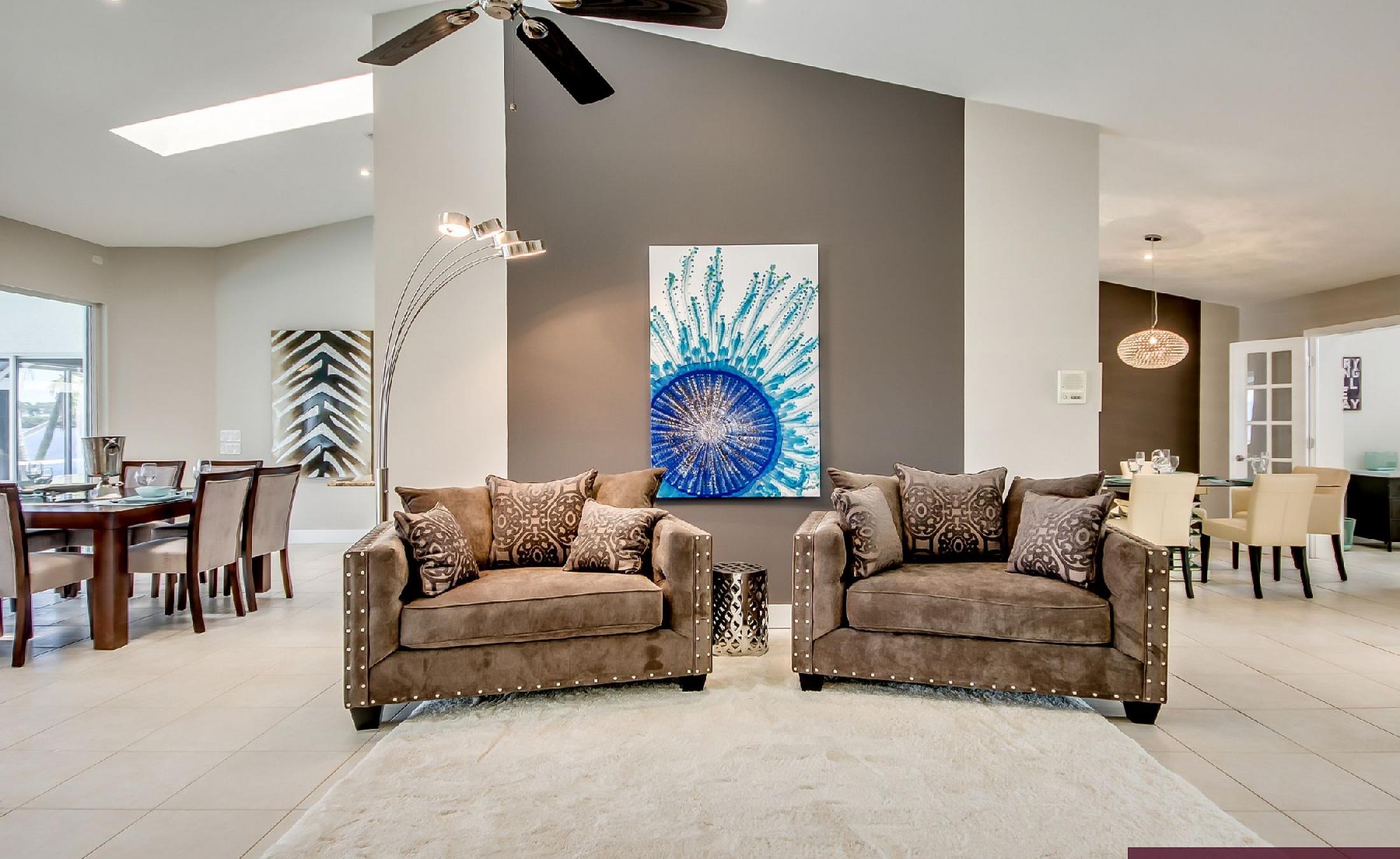 Blick vom Pooldeck auf den Fluss mit Bootsdock und Bootslift.