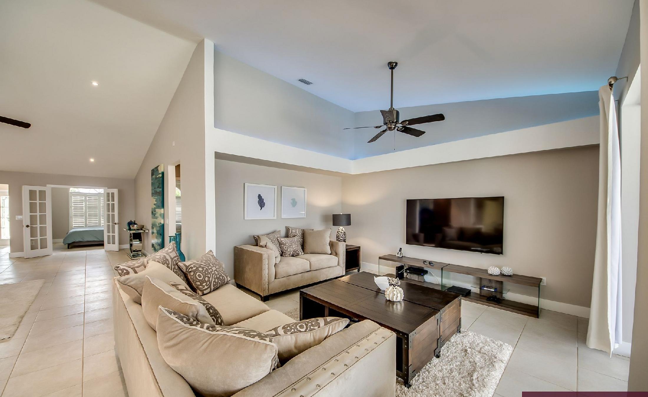 Weitläufiger Flussblick vom Pooldeck mit Bootsdock und Bootslift.