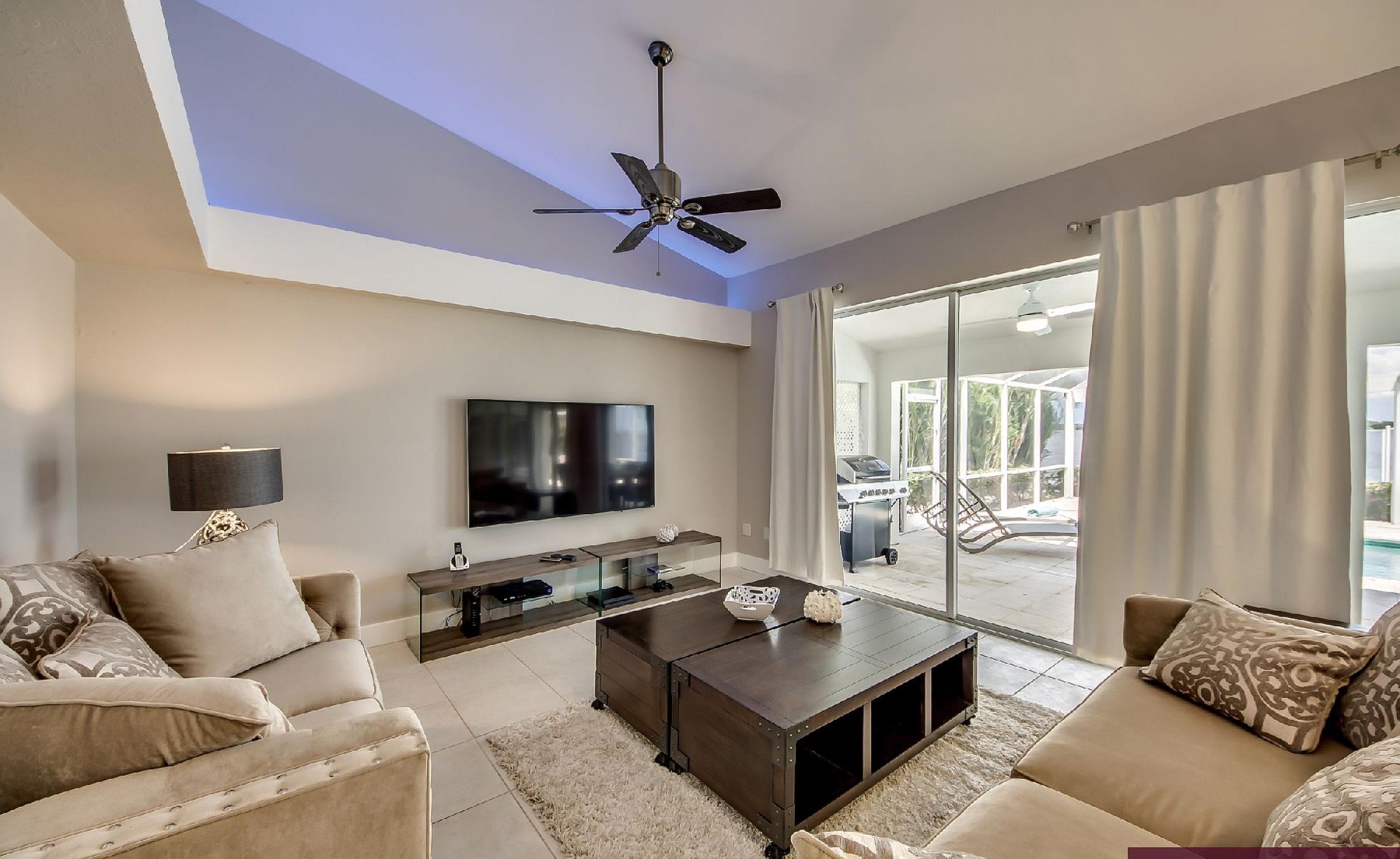 Pooldeck mit Blick auf den Fluss und Bootsdock mit Bootslift.