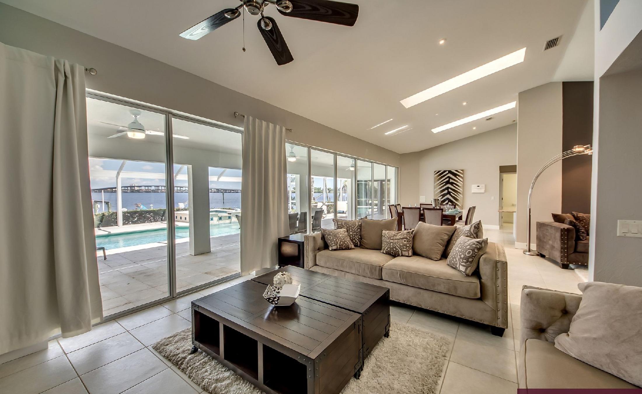 Blick vom Pooldeck auf den Fluss mit Bootsdock und Bootslift.