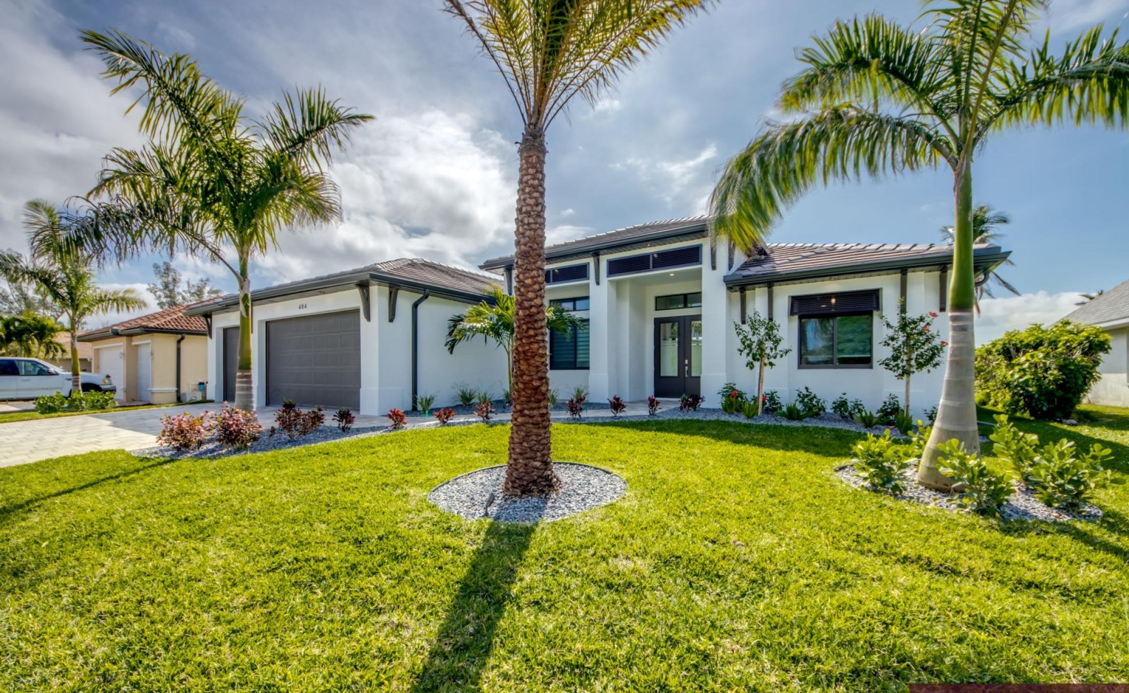 Außenansicht der Villa am Wasser mit privatem Dock und Kanalzugang.