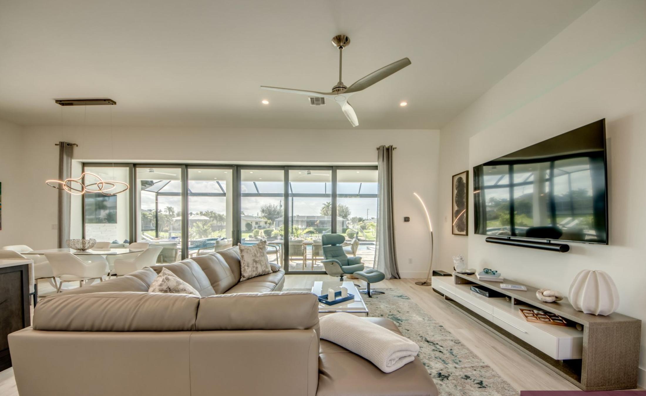 Privates Bootsdock am Kanal mit Blick aufs Wasser.