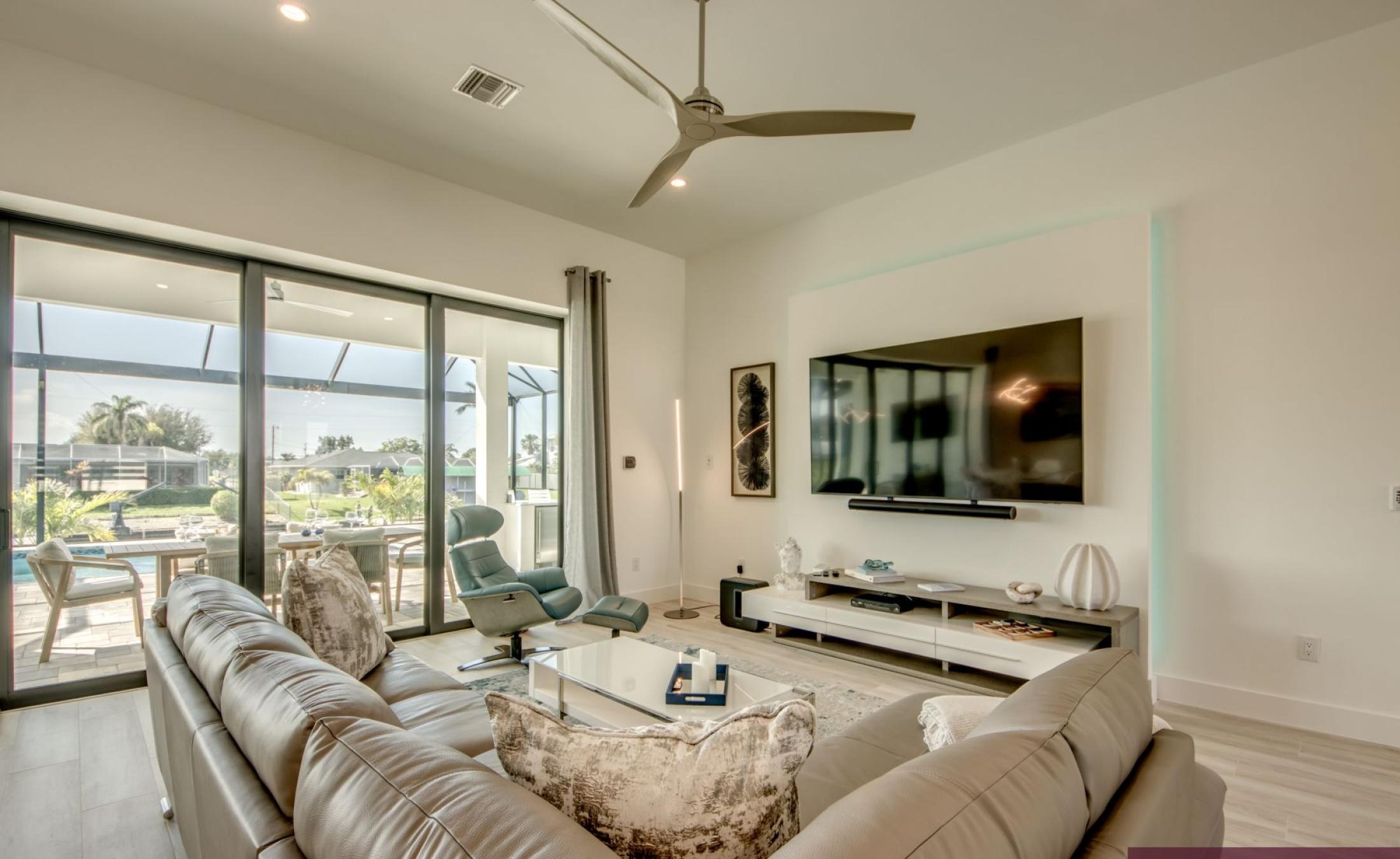 Privates Bootsdock am Kanal mit Blick aufs Wasser.