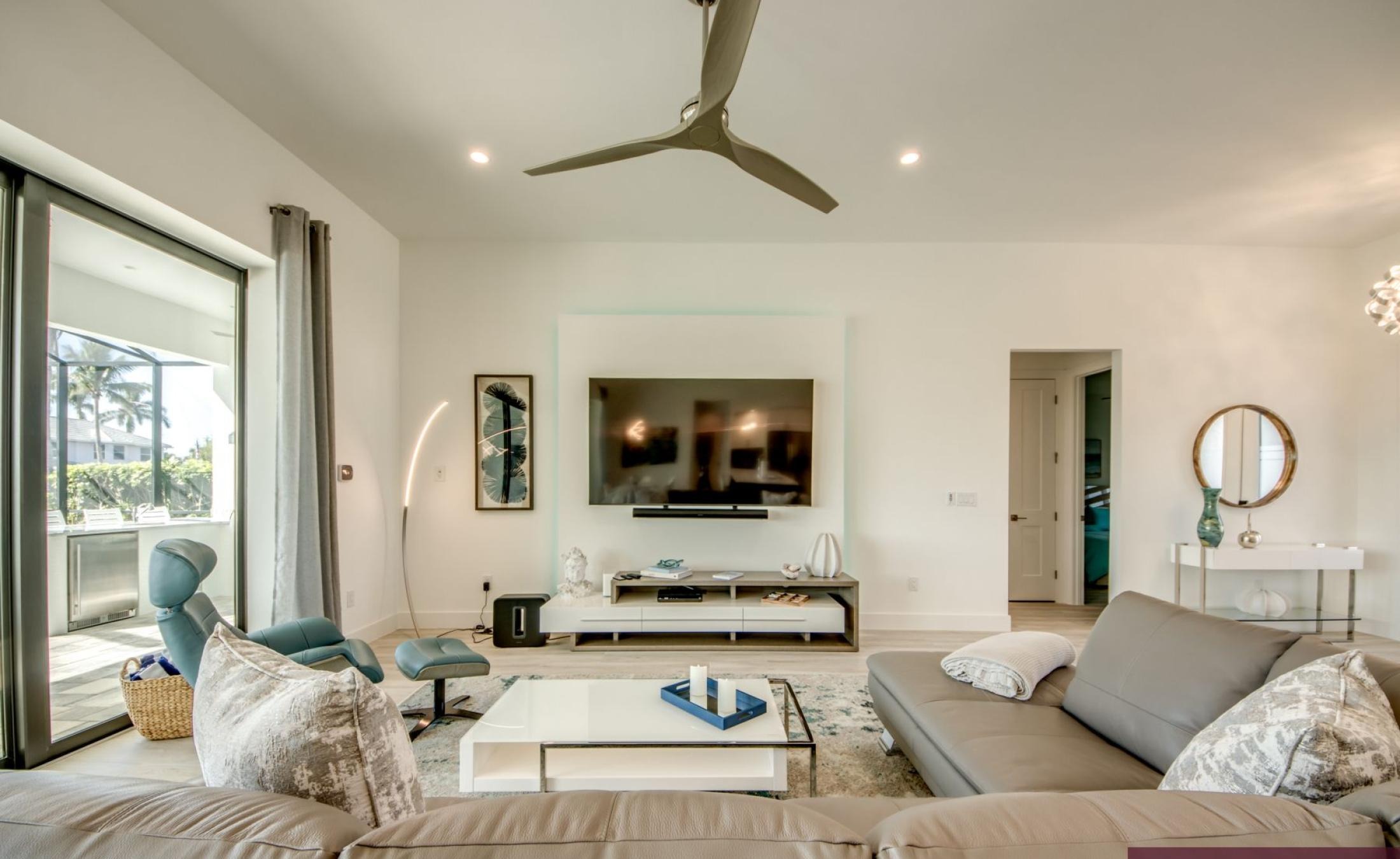 Privates Bootsdock am Kanal mit Blick aufs Wasser.