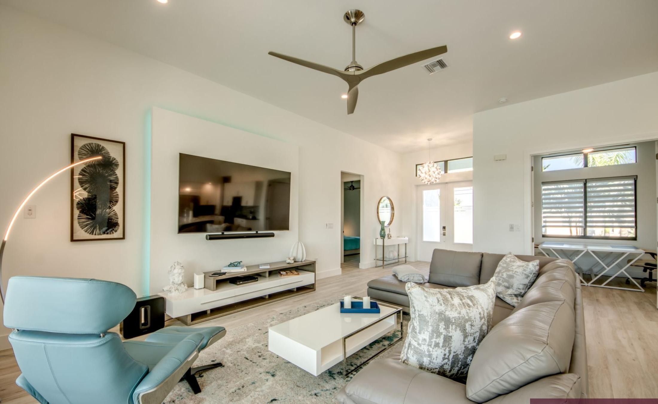 Privates Bootsdock am Kanal mit Blick aufs Wasser.