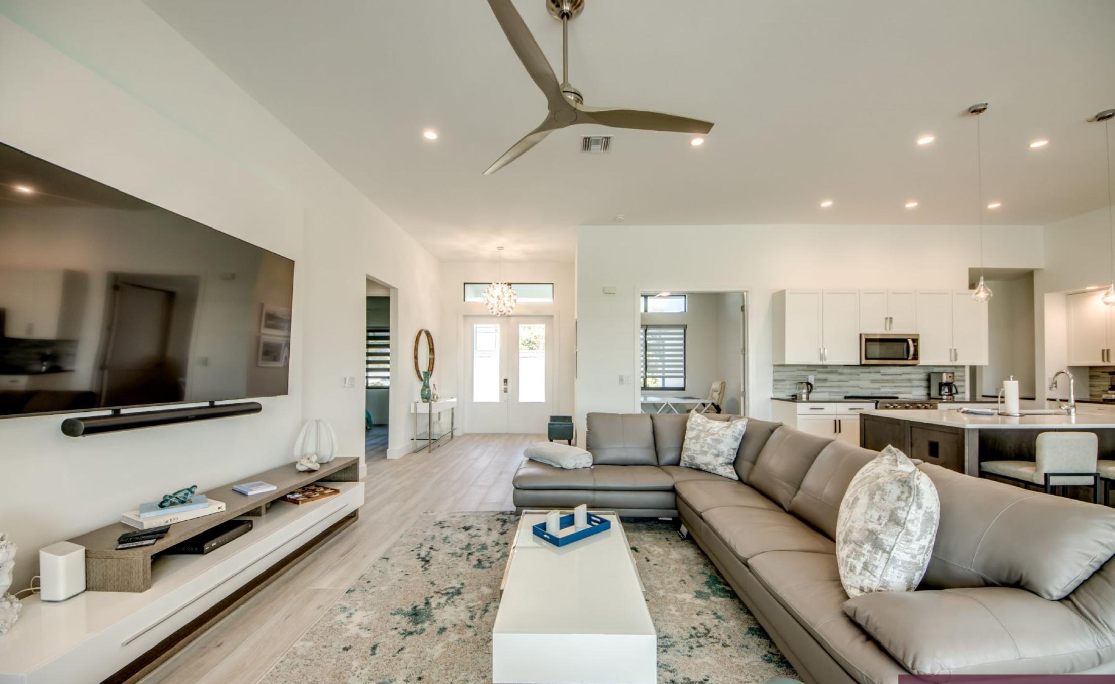 Privates Bootsdock am Kanal mit Blick aufs Wasser.