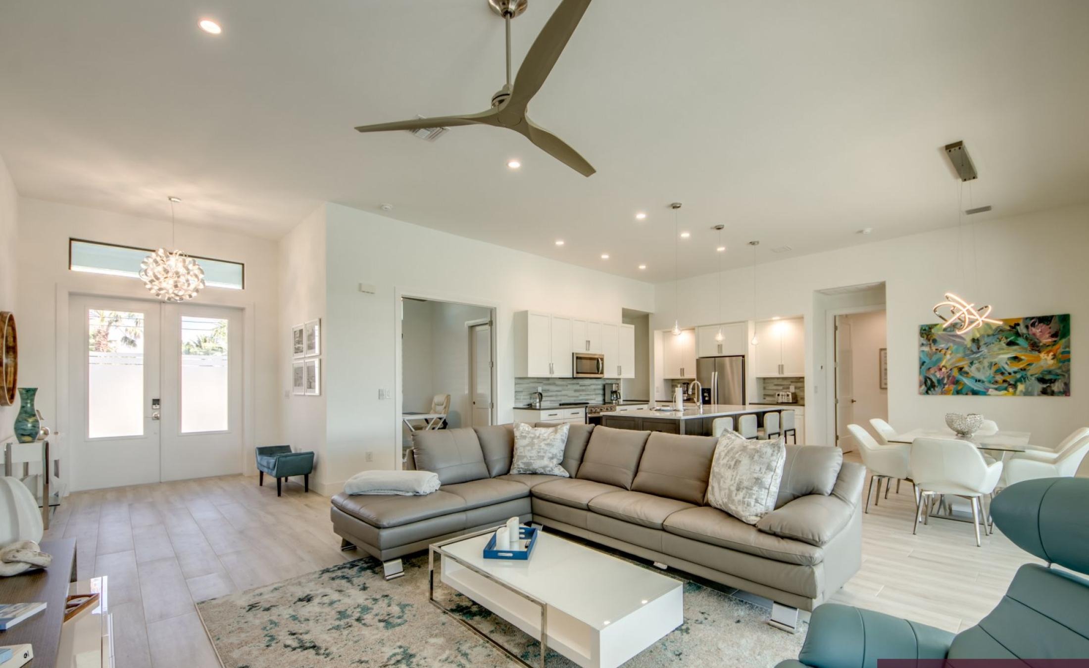 Privates Bootsdock am Kanal mit Blick aufs Wasser.