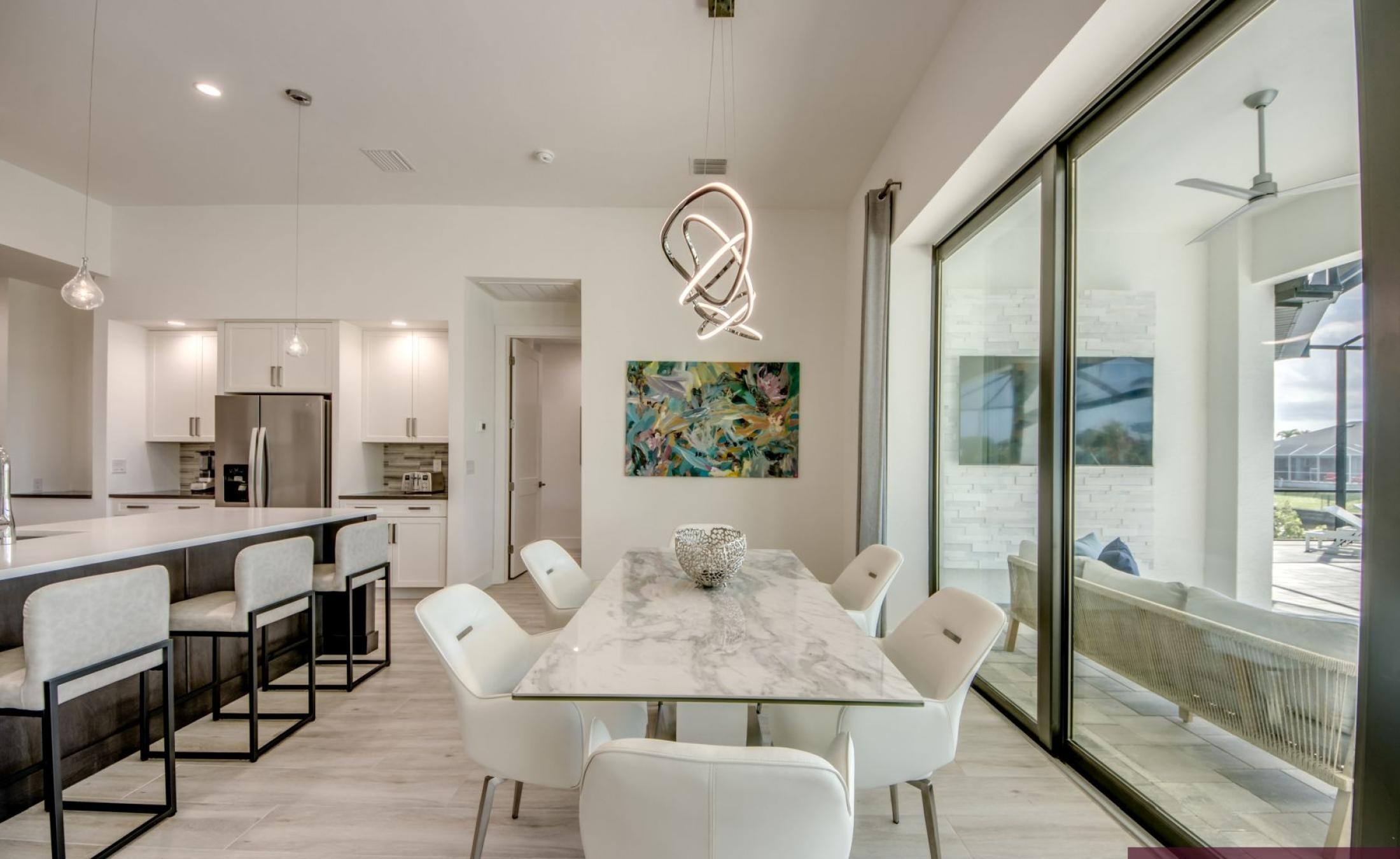 Privates Bootsdock am Kanal mit Gulf-Zugang bei Sonnenuntergang.