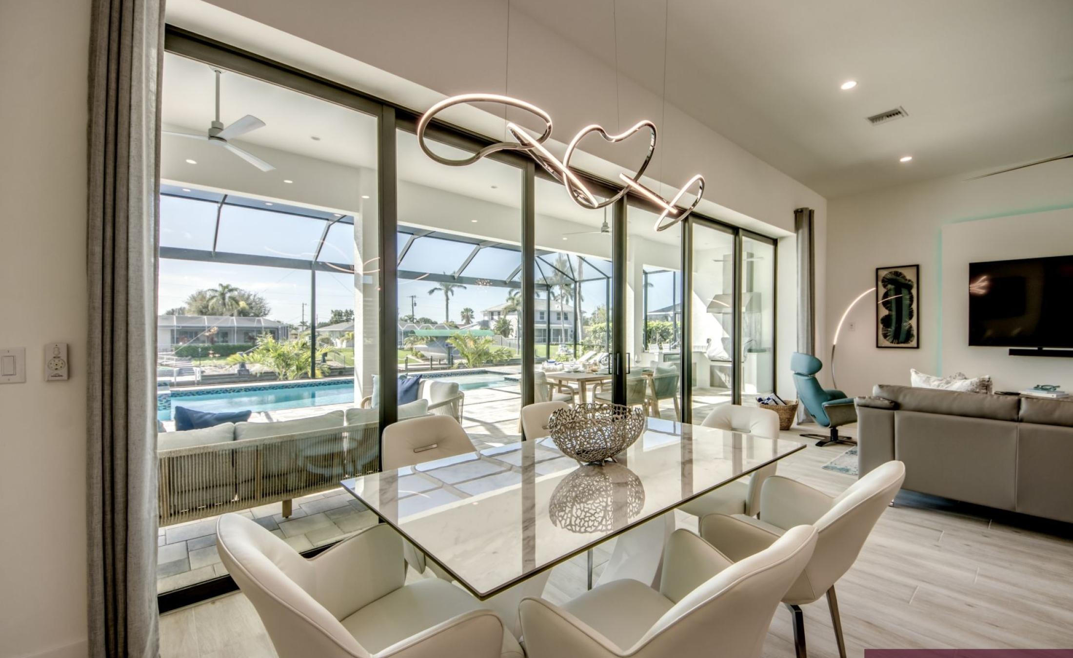 Blick auf das private Bootsdock am Kanal mit Wasserzugang zum Golf von Mexiko.