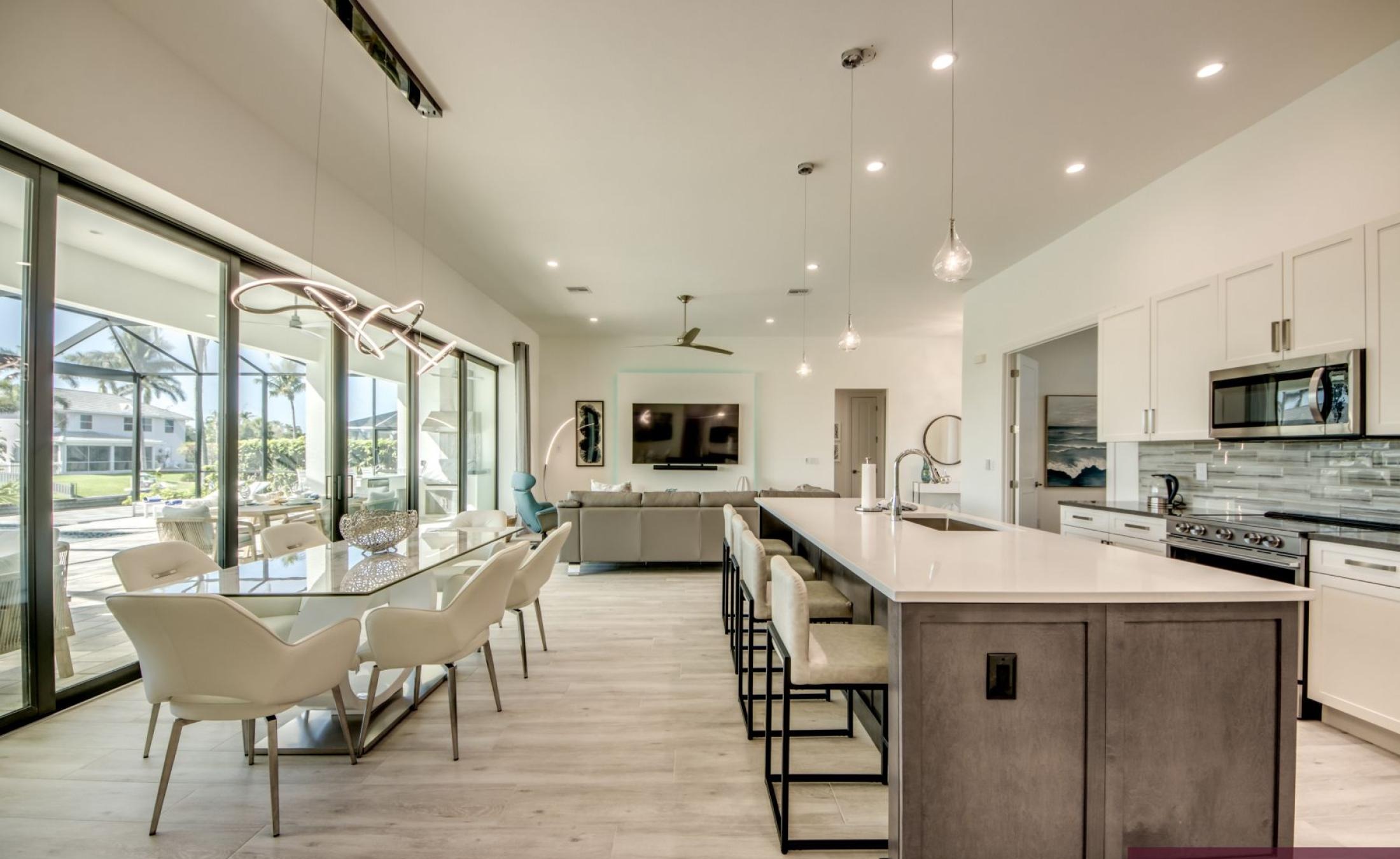 Privates Bootsdock am Kanal mit Blick aufs Wasser.