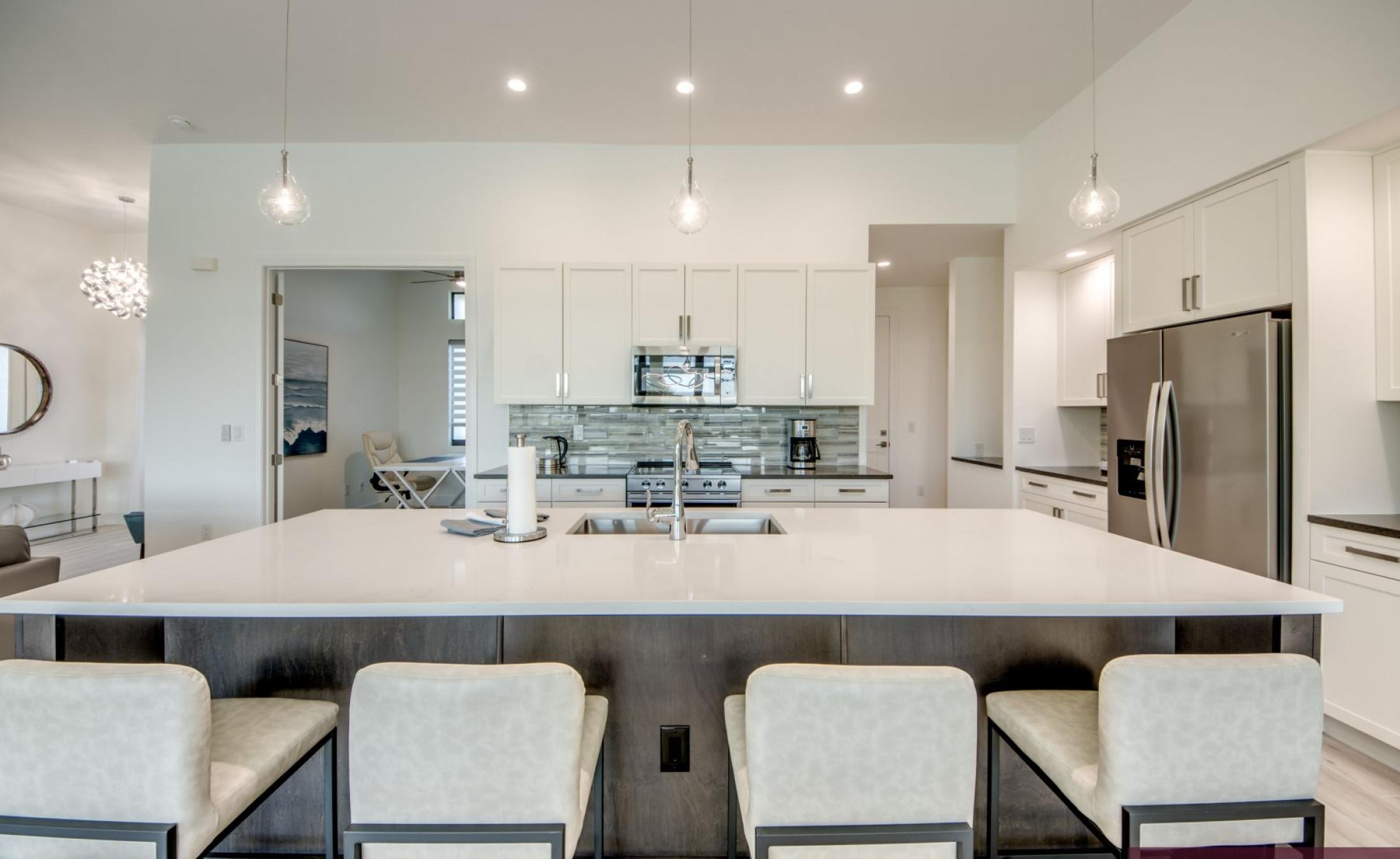 Steg am Wasser mit Bootsdock und Blick auf den Kanal.